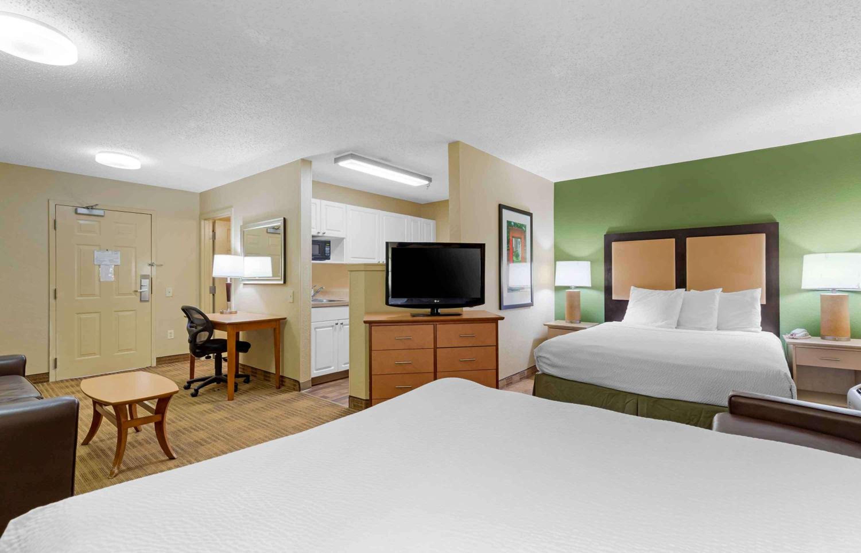 Deluxe Studio with Two Queen Beds - Non-Smoking - Photo 2