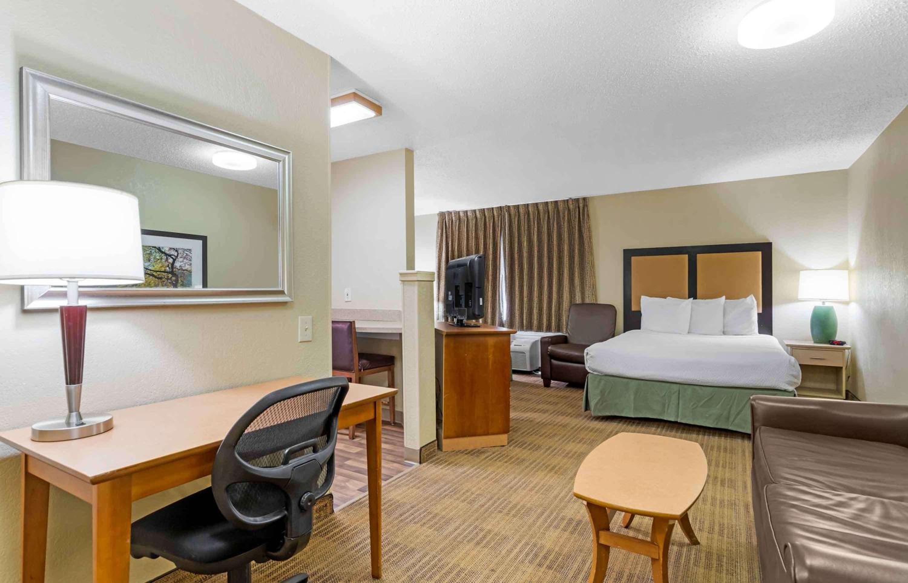 Deluxe Studio with Two Queen Beds - Non-Smoking - Photo 13