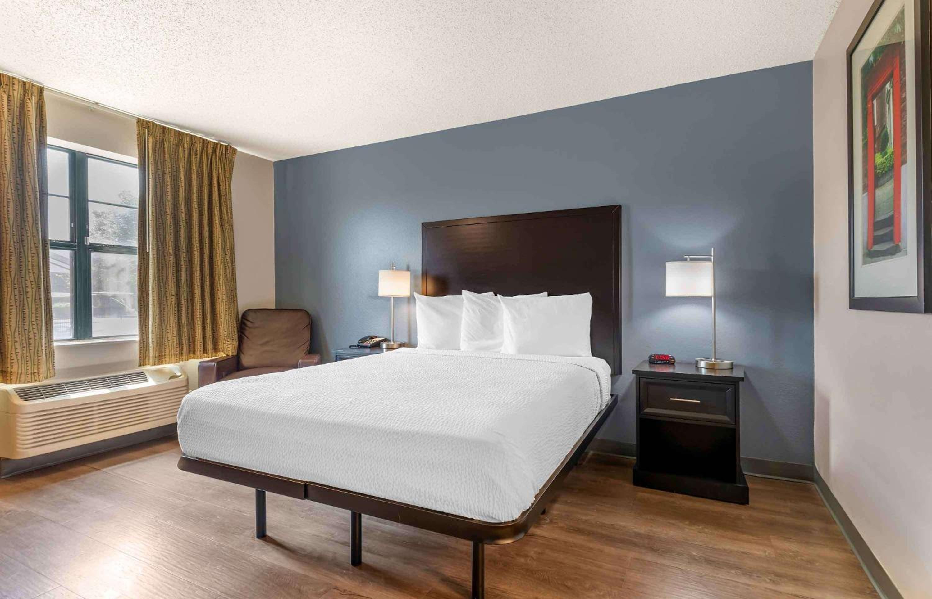 Queen studio with 1 Queen Bed - Disability Access/Non-Smoking - Photo 5