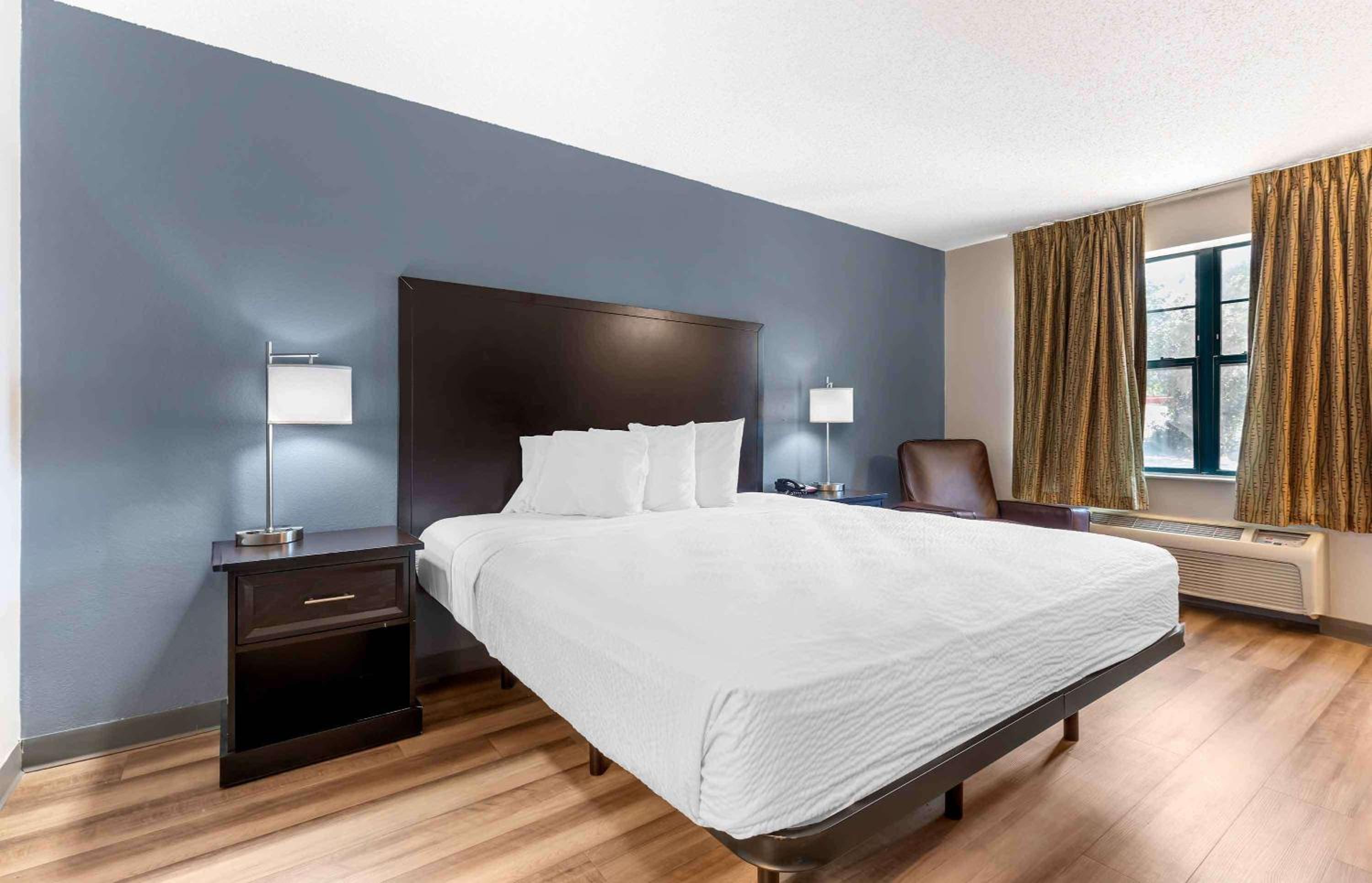 Studio with 1 King Bed - Non-Smoking - Photo 1