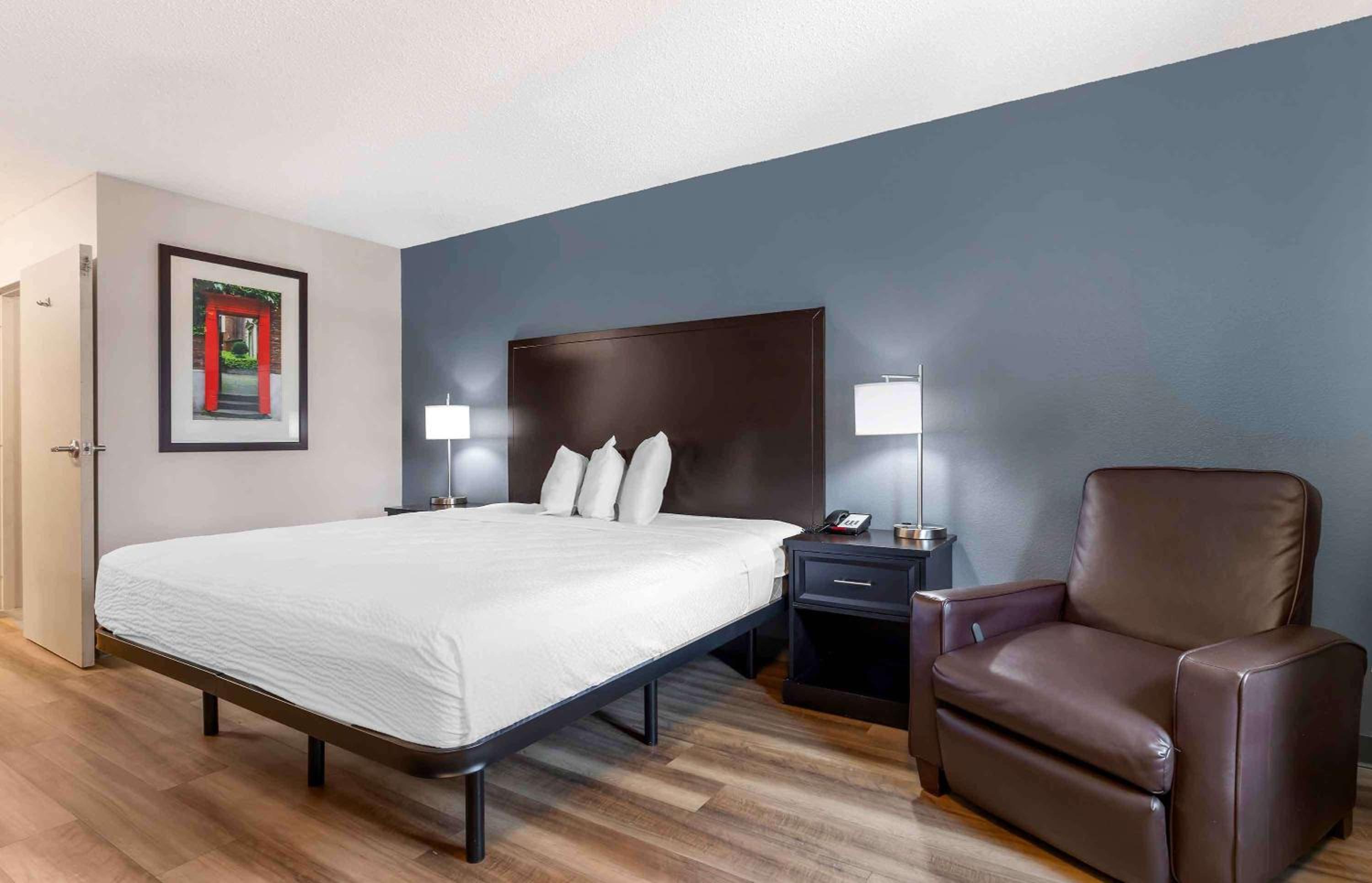 Studio with 1 King Bed - Non-Smoking - Photo 12
