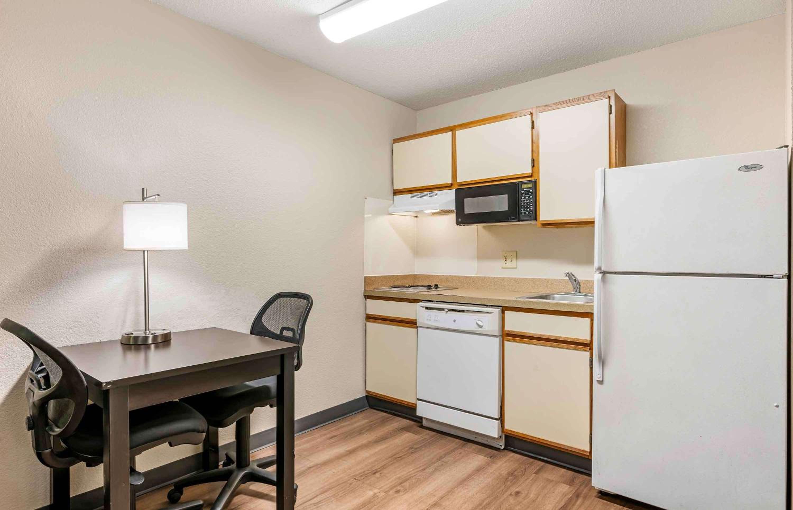 Deluxe Studio with 1 Queen Bed - Non-Smoking - Photo 2