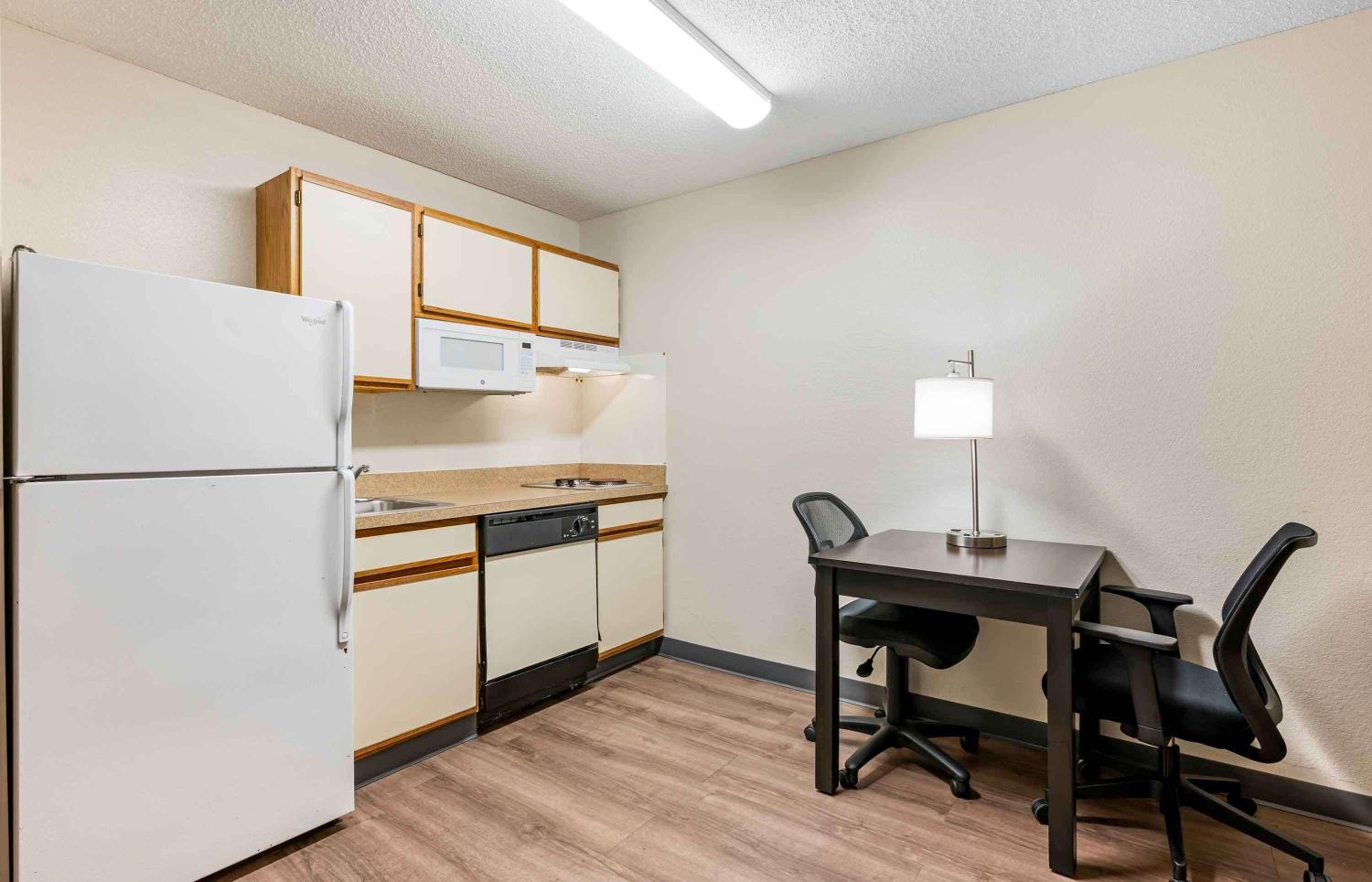 One Bedroom Suite with 1 Queen Bed - Non-Smoking - Photo 4