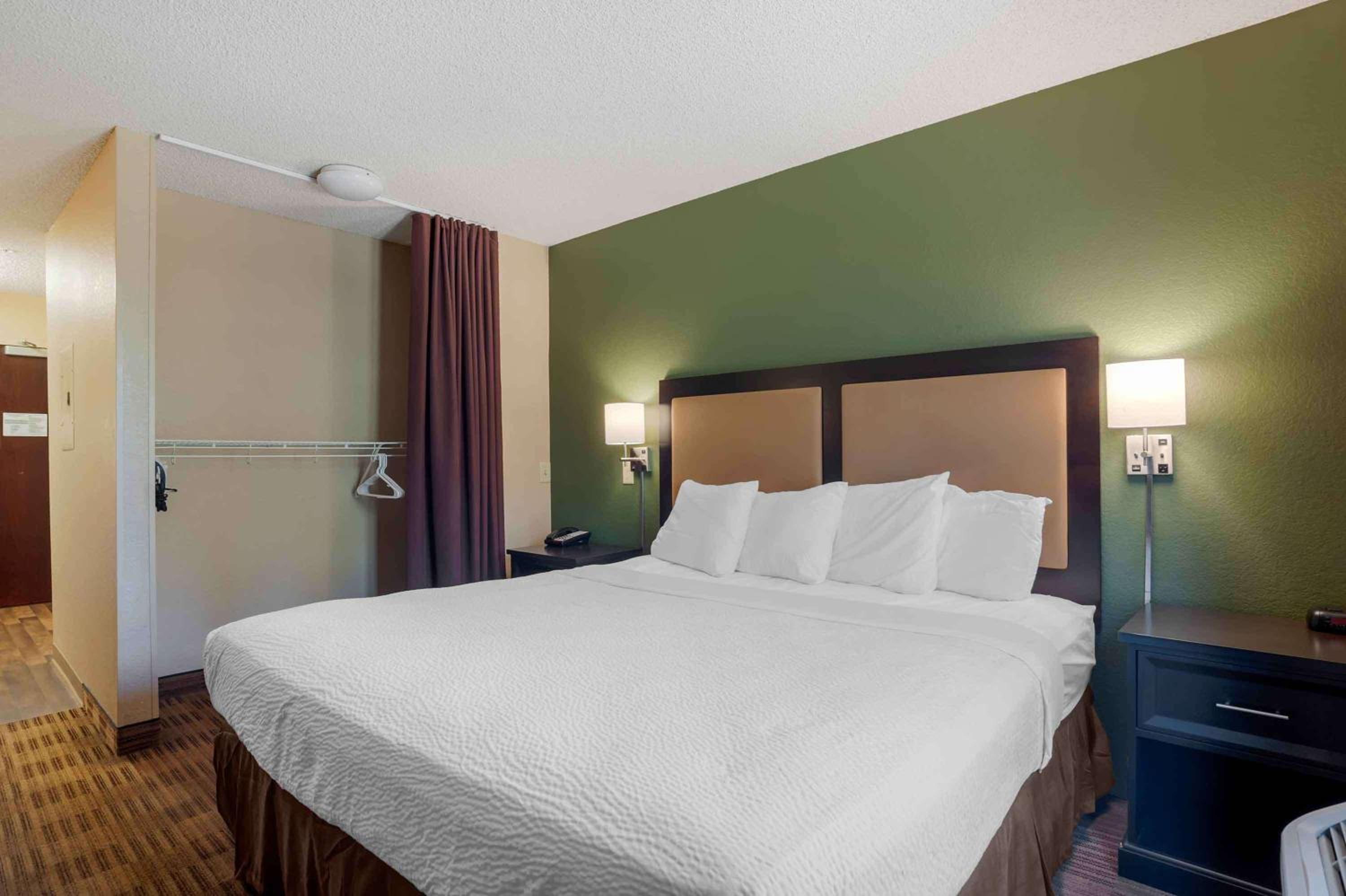 Studio with 1 King Bed - Disability Access - Non-Smoking - Photo 1