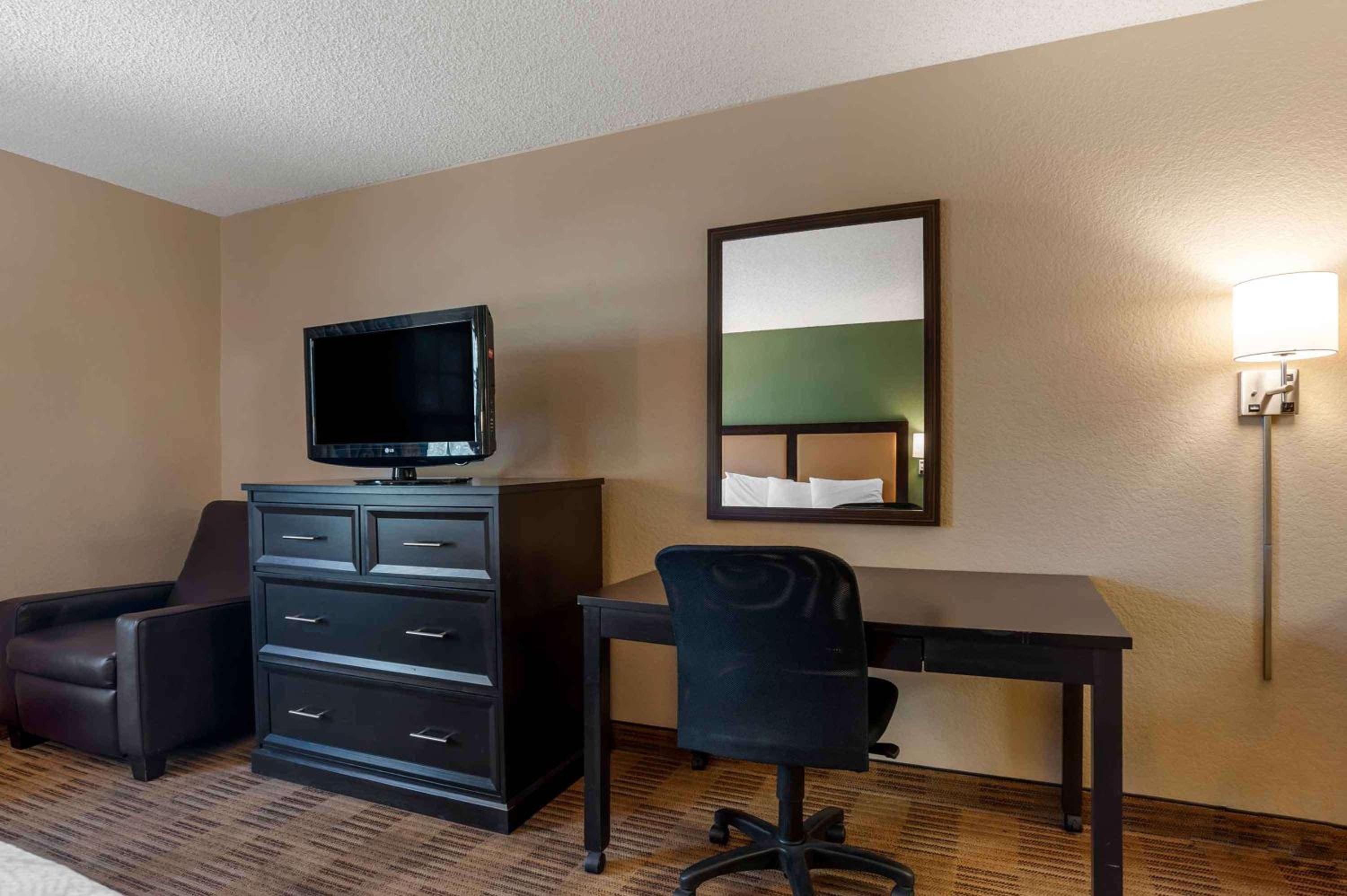 Studio with 1 King Bed - Disability Access - Non-Smoking - Photo 5