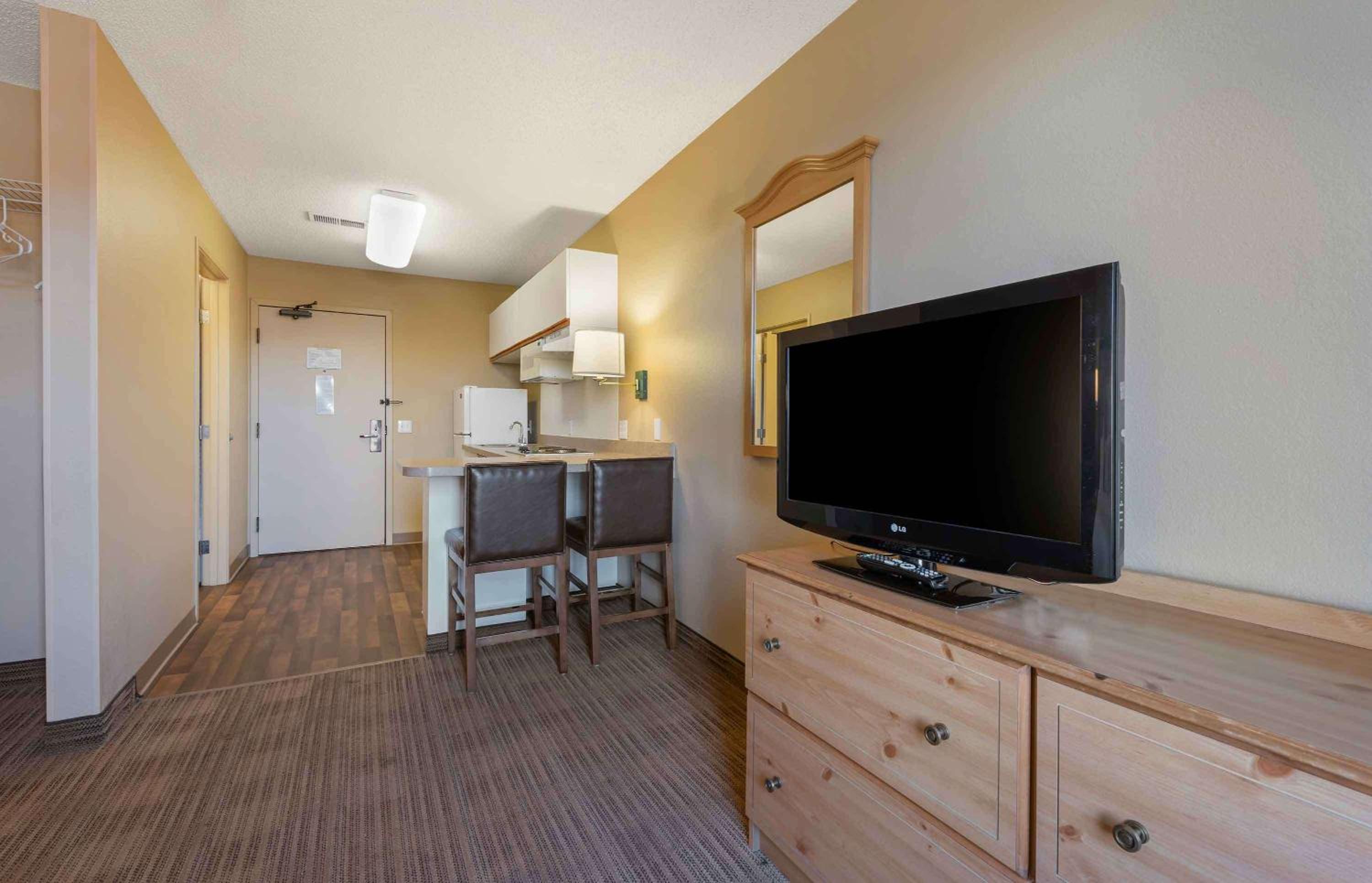 1 Queen Bed | ADA/RI Shower/Smoking/Kitchen - Photo 10