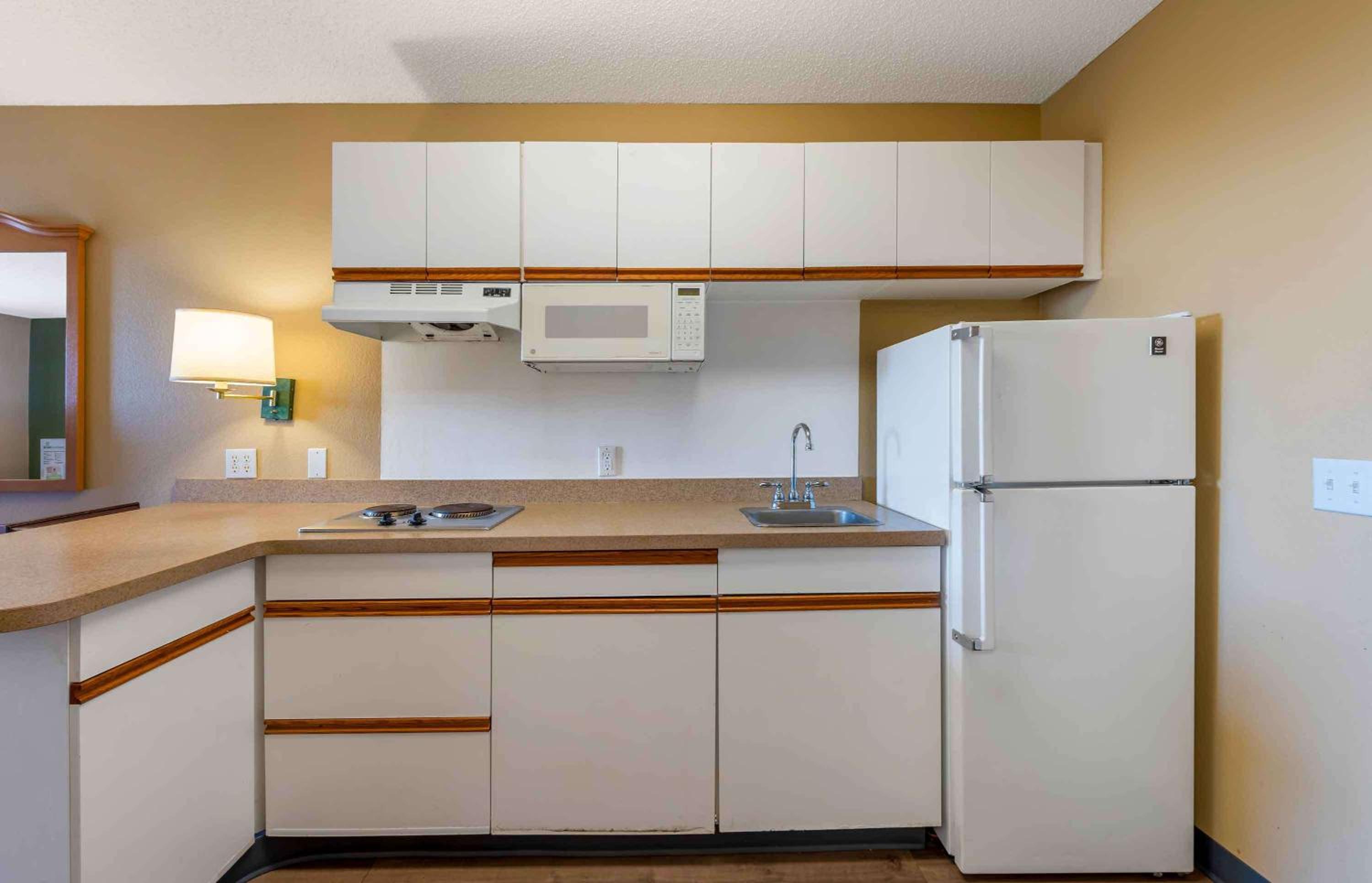 2 Full Beds | Non-Smoking, Kitchen - Photo 4