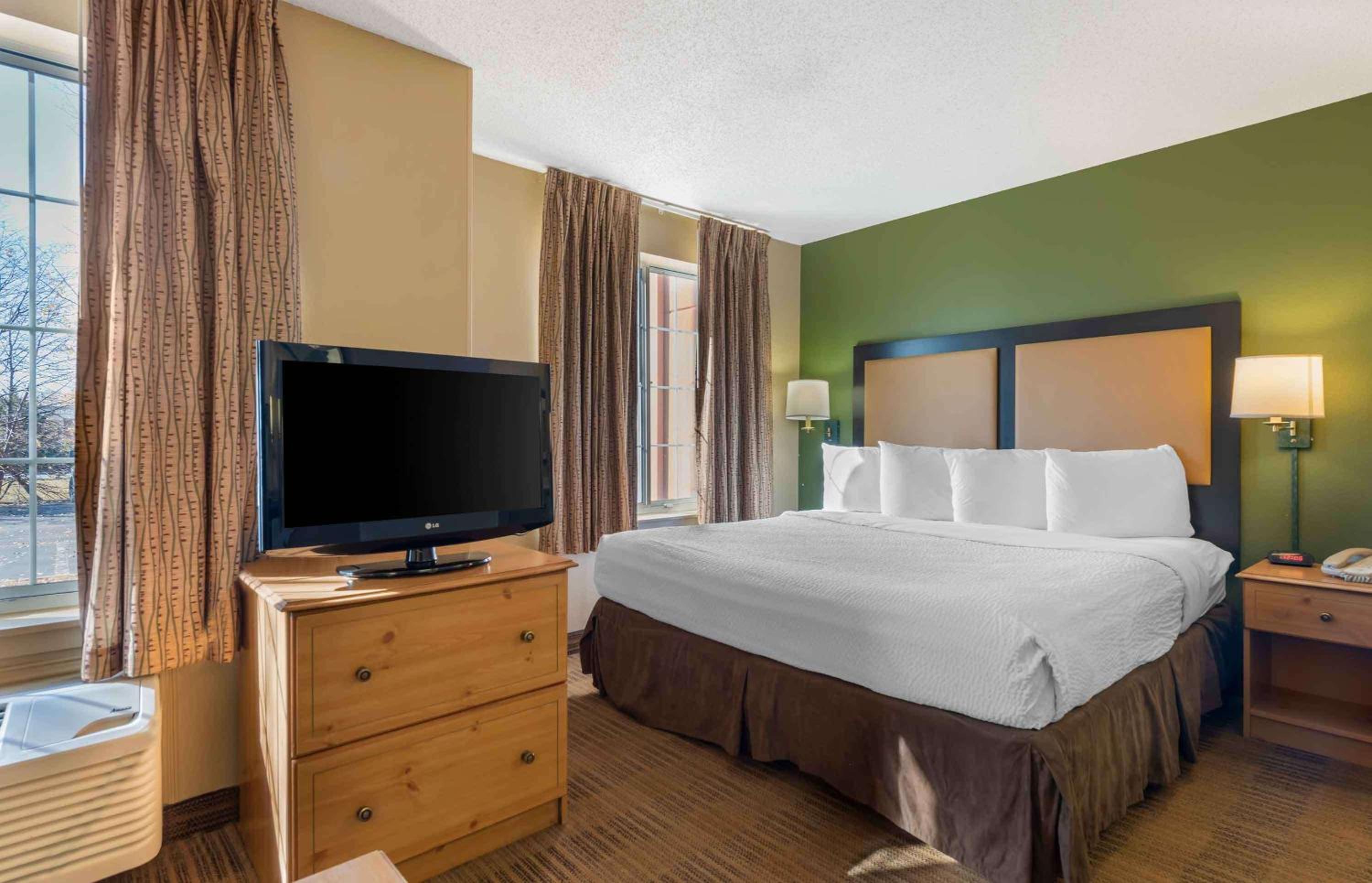 1 Queen Bed | Non-Smoking, Kitchen - Photo 6