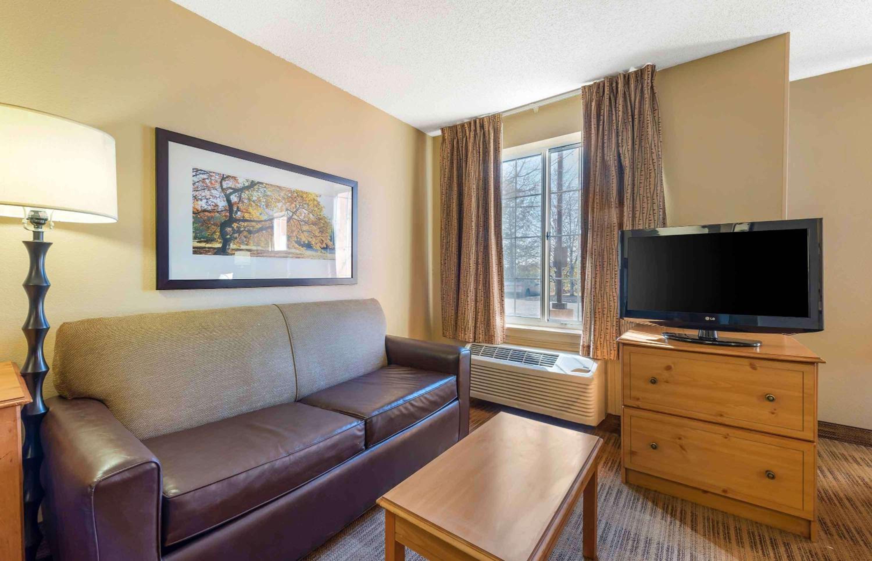 Deluxe Studio with 1 King Bed - Non-Smoking