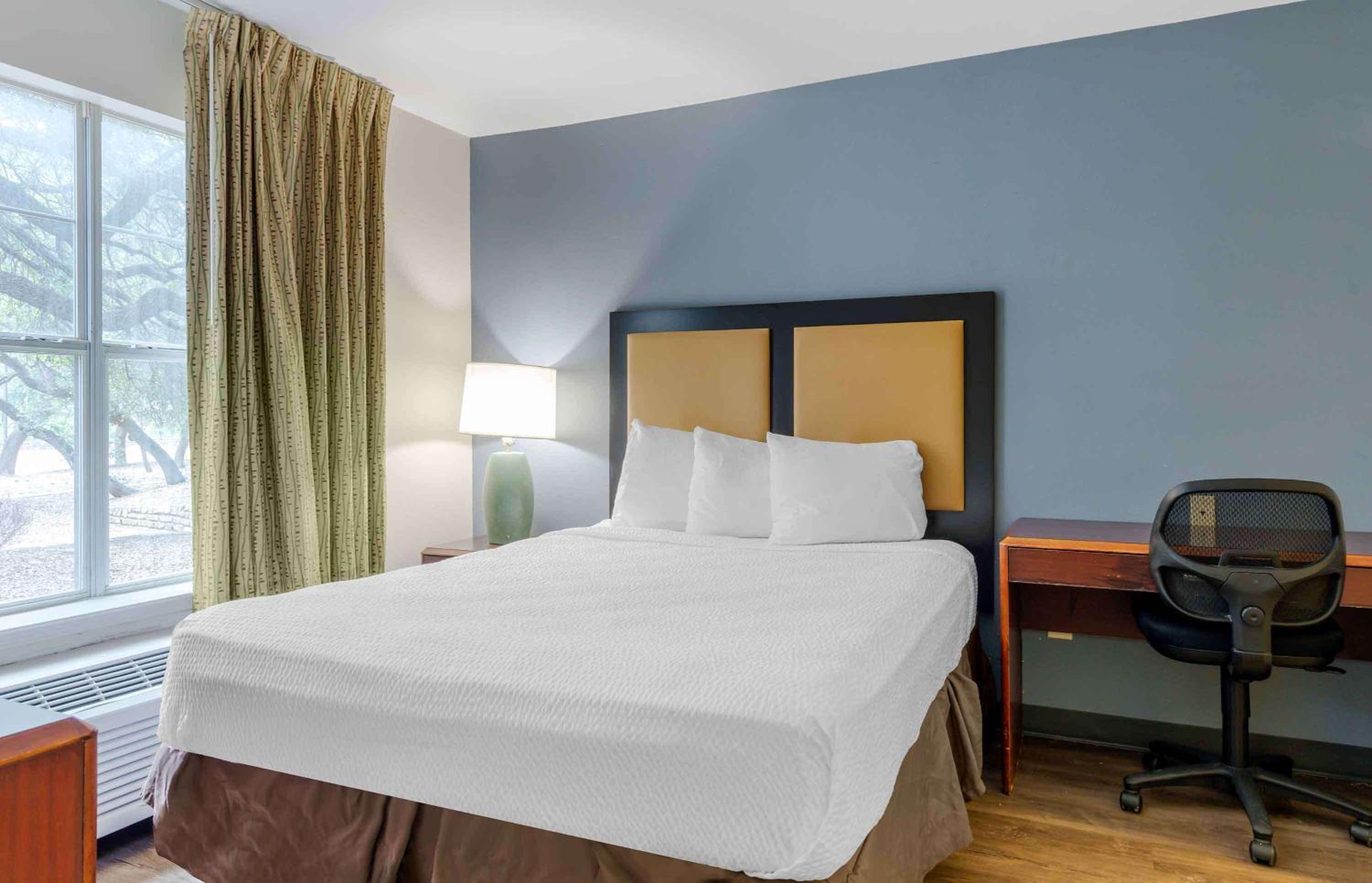 One Bedroom Suite With 1 Queen Bed - Non-Smoking