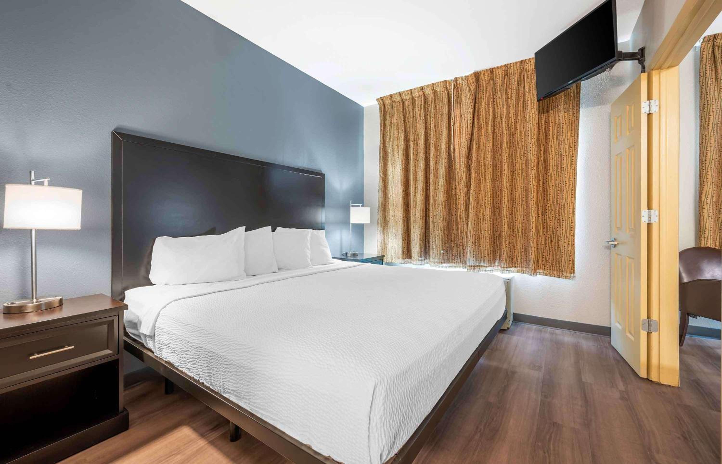 One Bedroom Suite - Non-Smoking