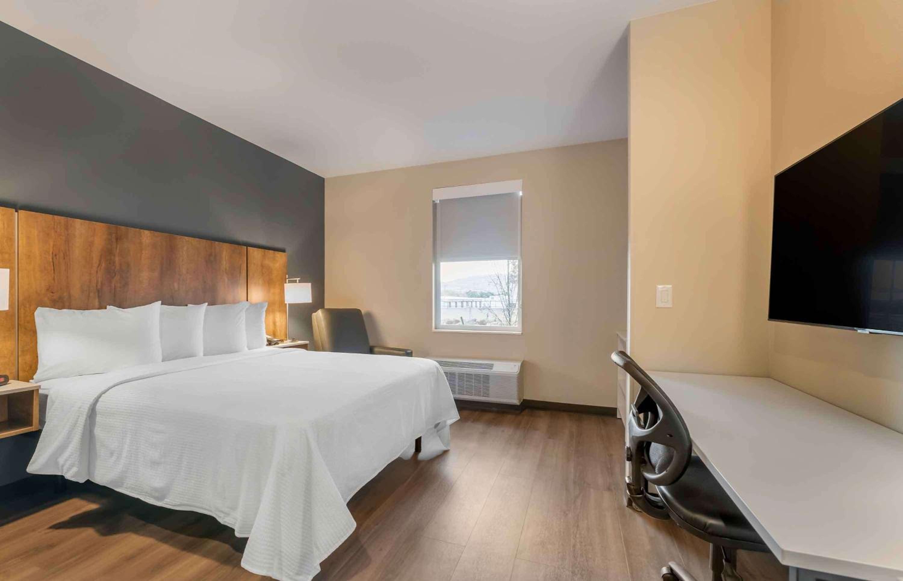 Standard Studio 1 Queen Bed Nonsmkng - Photo 6