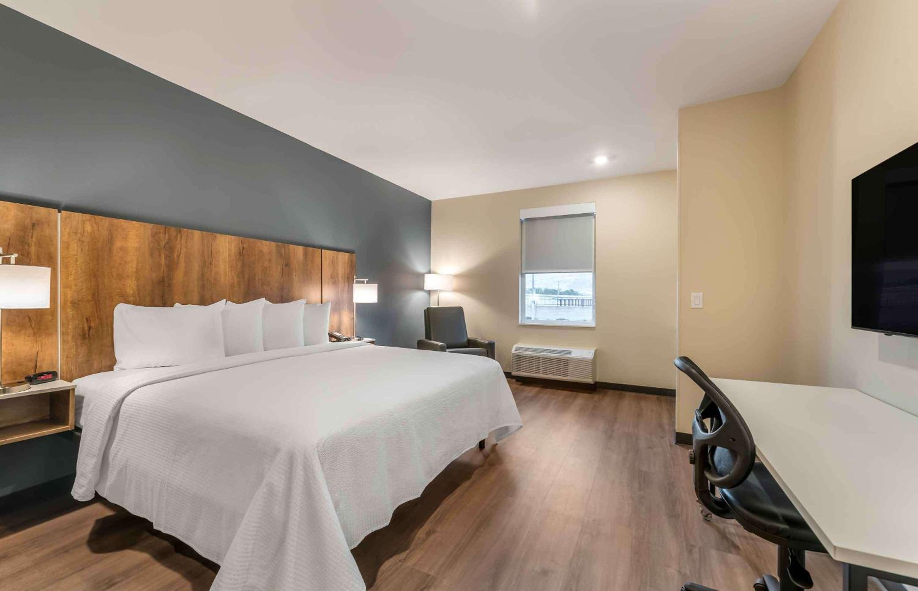 Standard Studio 1 King Bed Nonsmkng - Photo 2