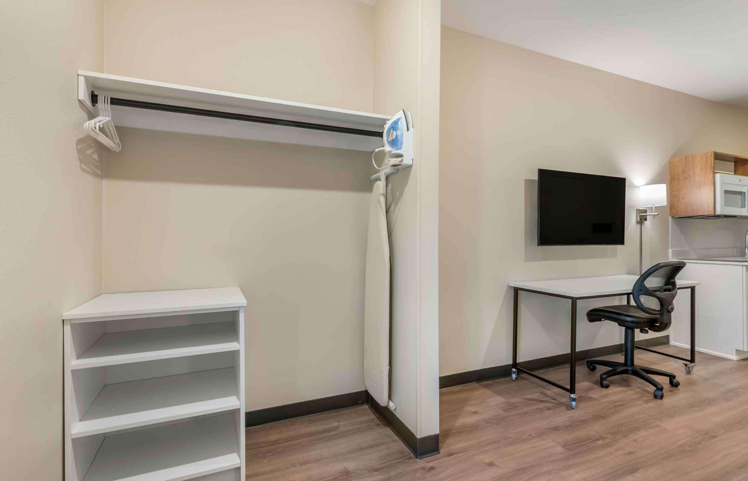 Standard Studio 1 King Bed Nonsmkng - Photo 3