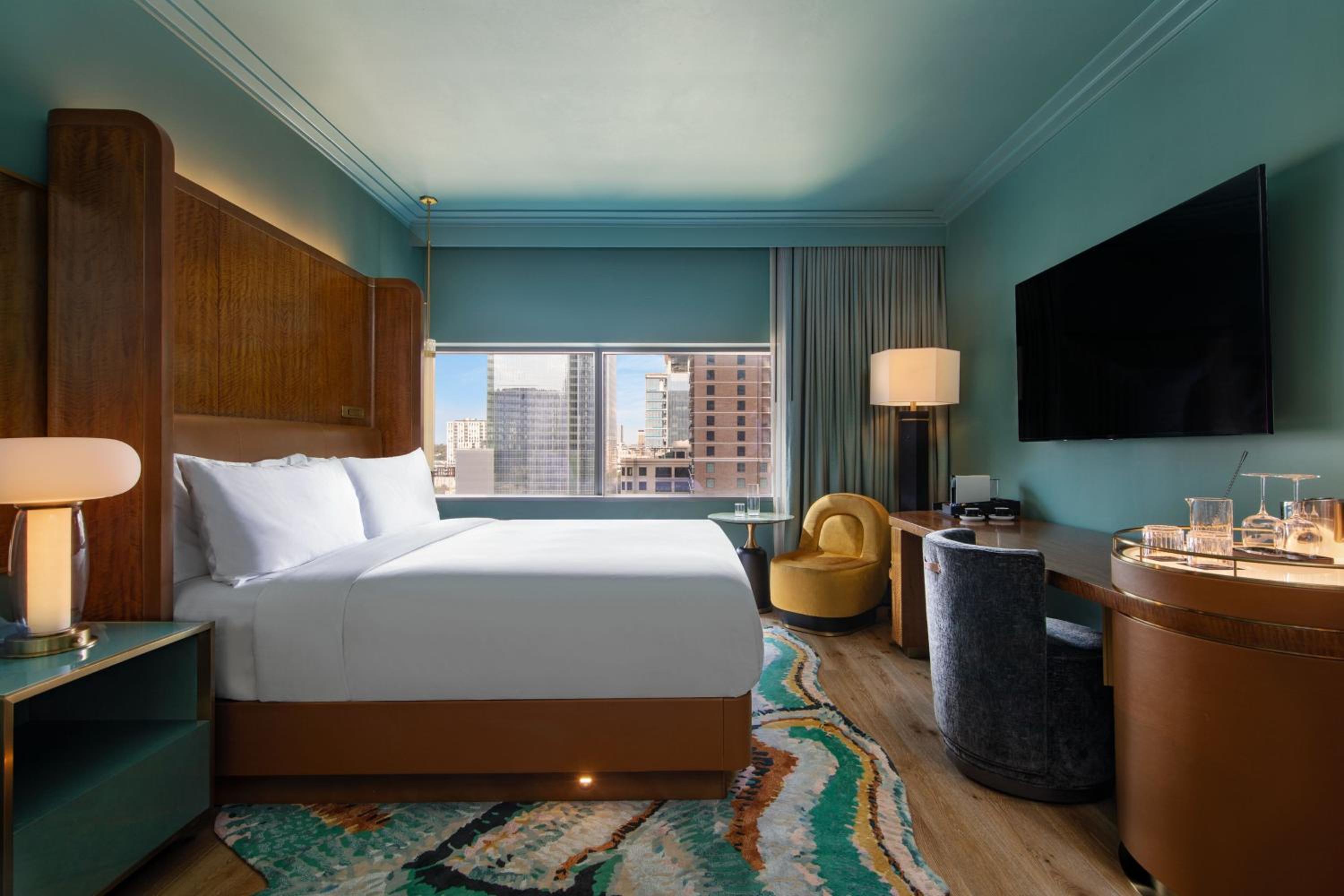 Deluxe Corner King Room - Photo 7