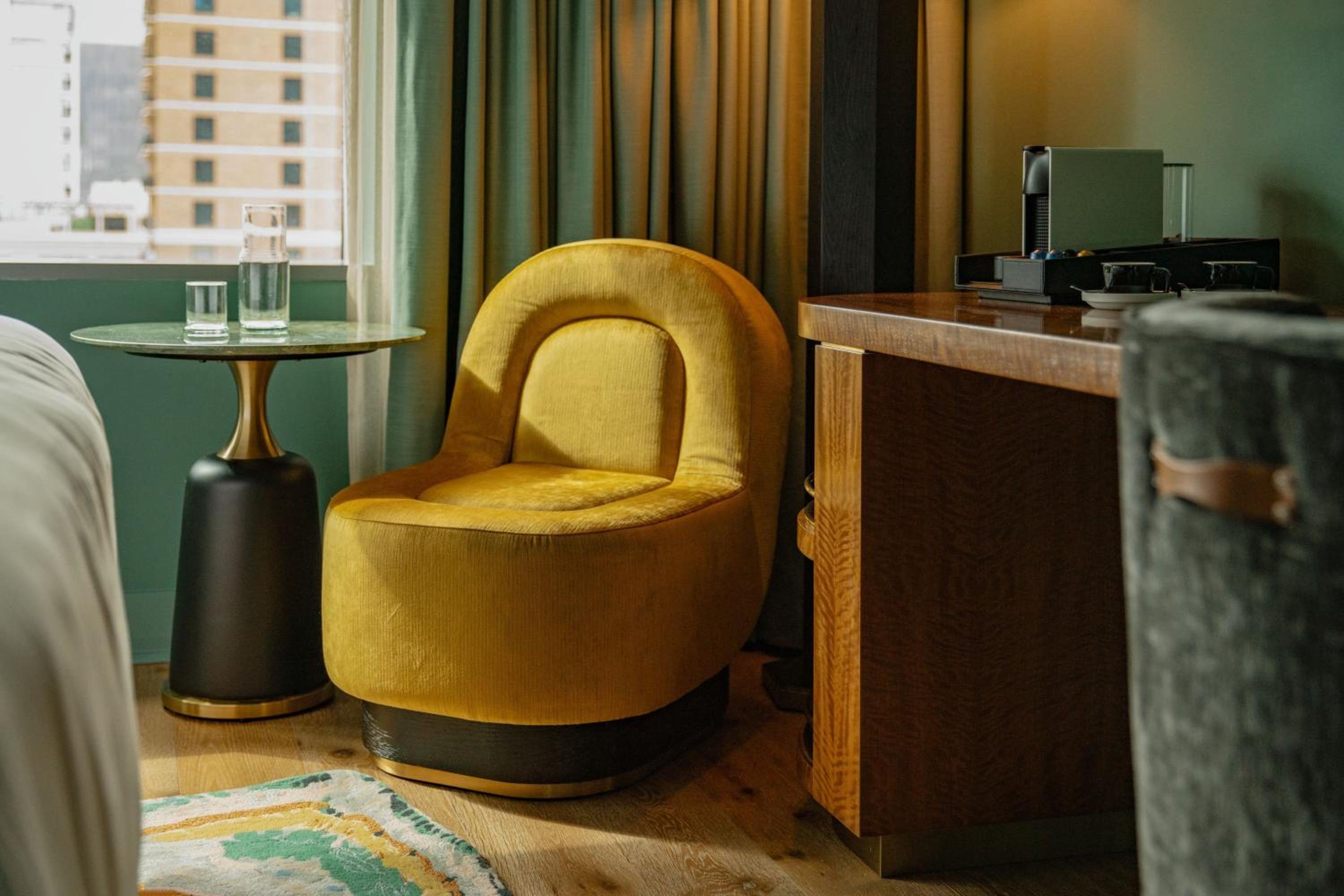 Deluxe Corner King Room - Photo 11