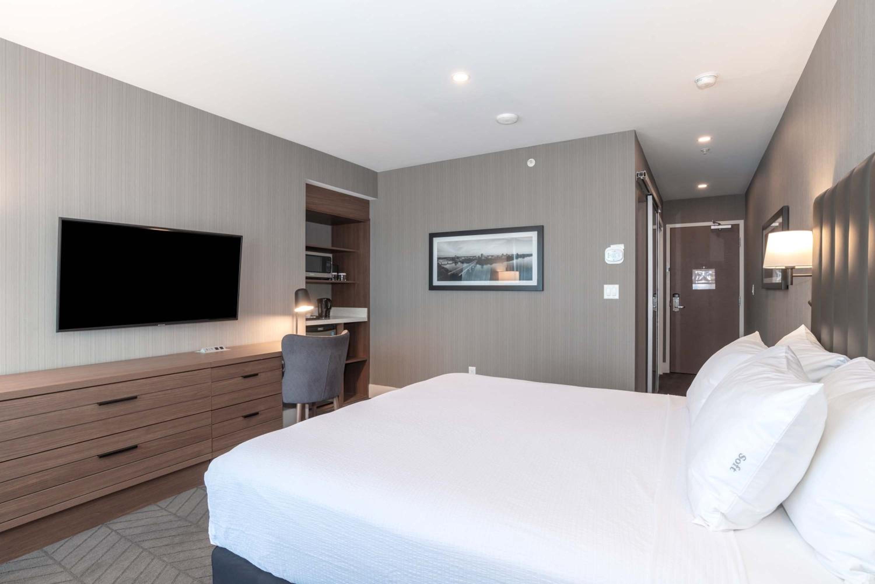 Standard Room, 1 King Bed - Photo 3