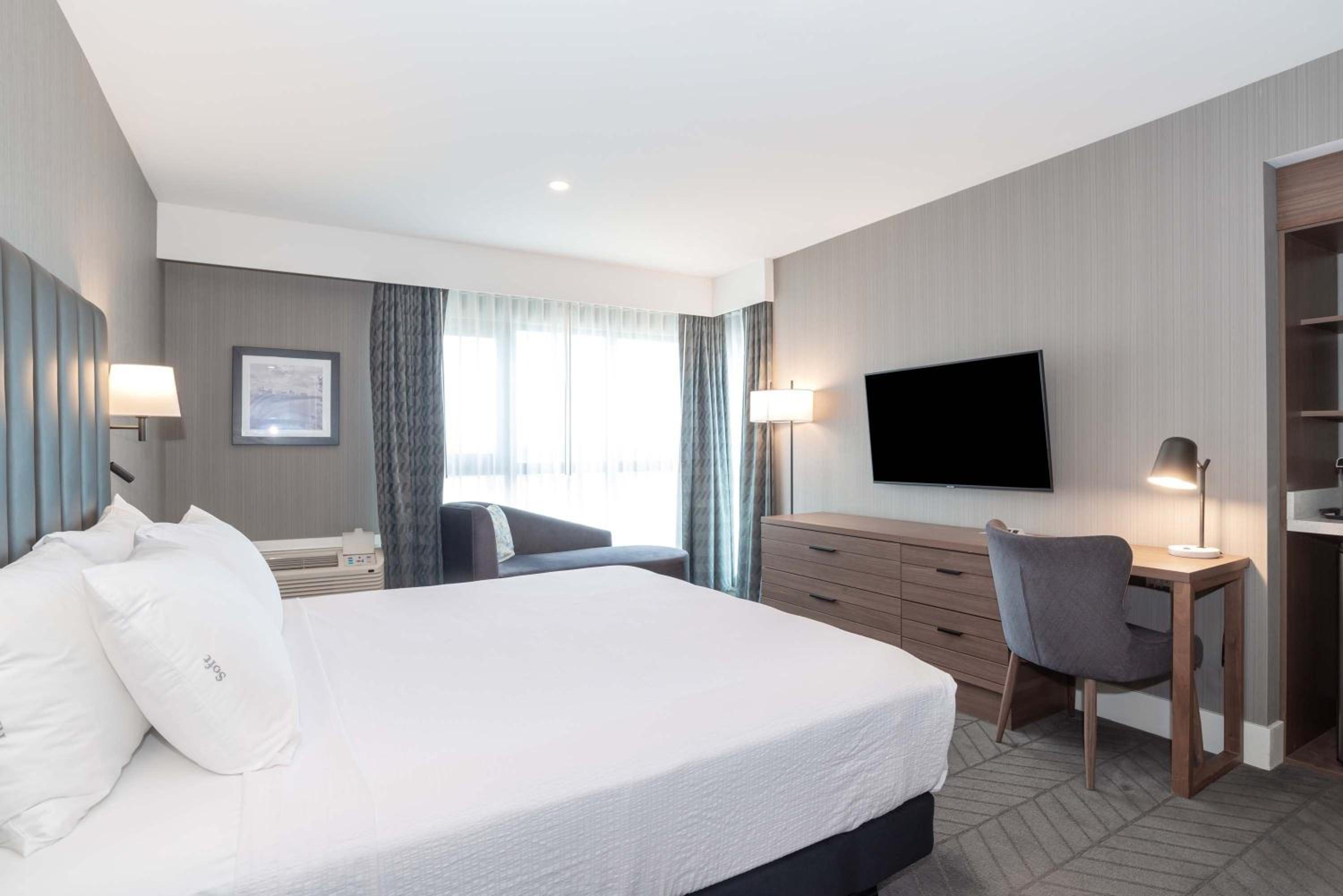 Standard Room, 1 King Bed - Photo 1