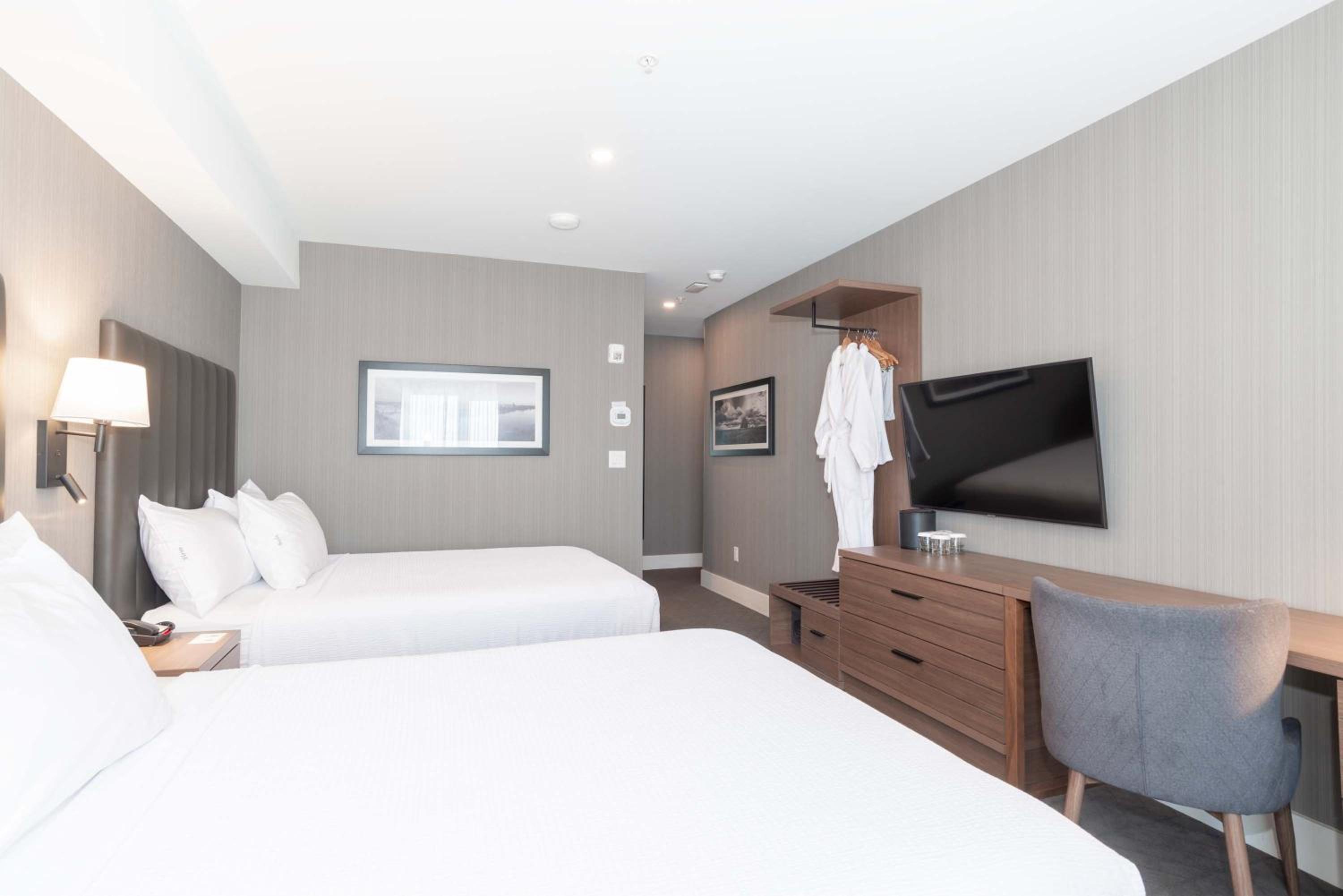 Standard Room, 2 Queen Beds - Photo 3
