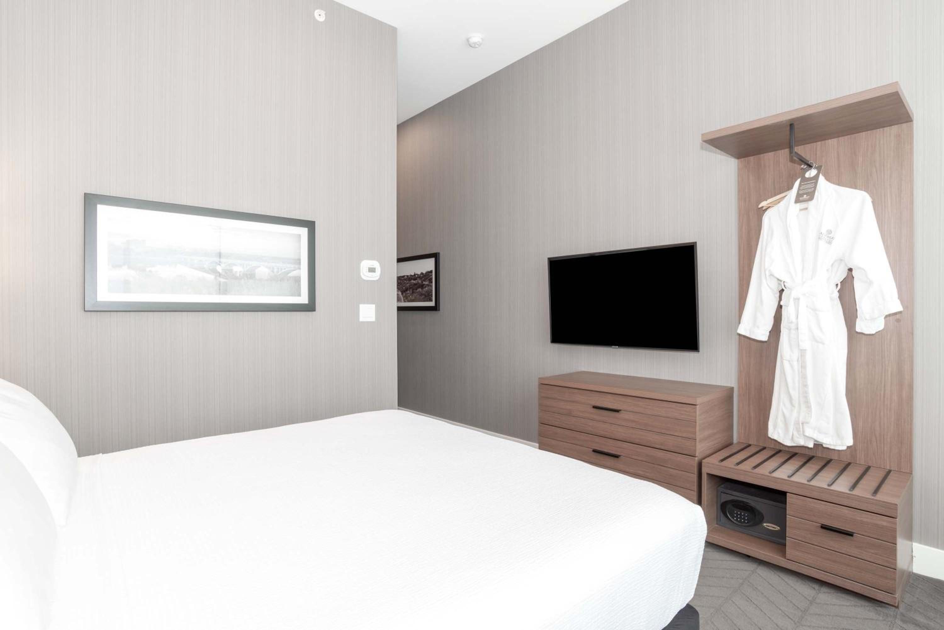 Studio Suite, 1 King Bed, Kitchenette - Photo 3