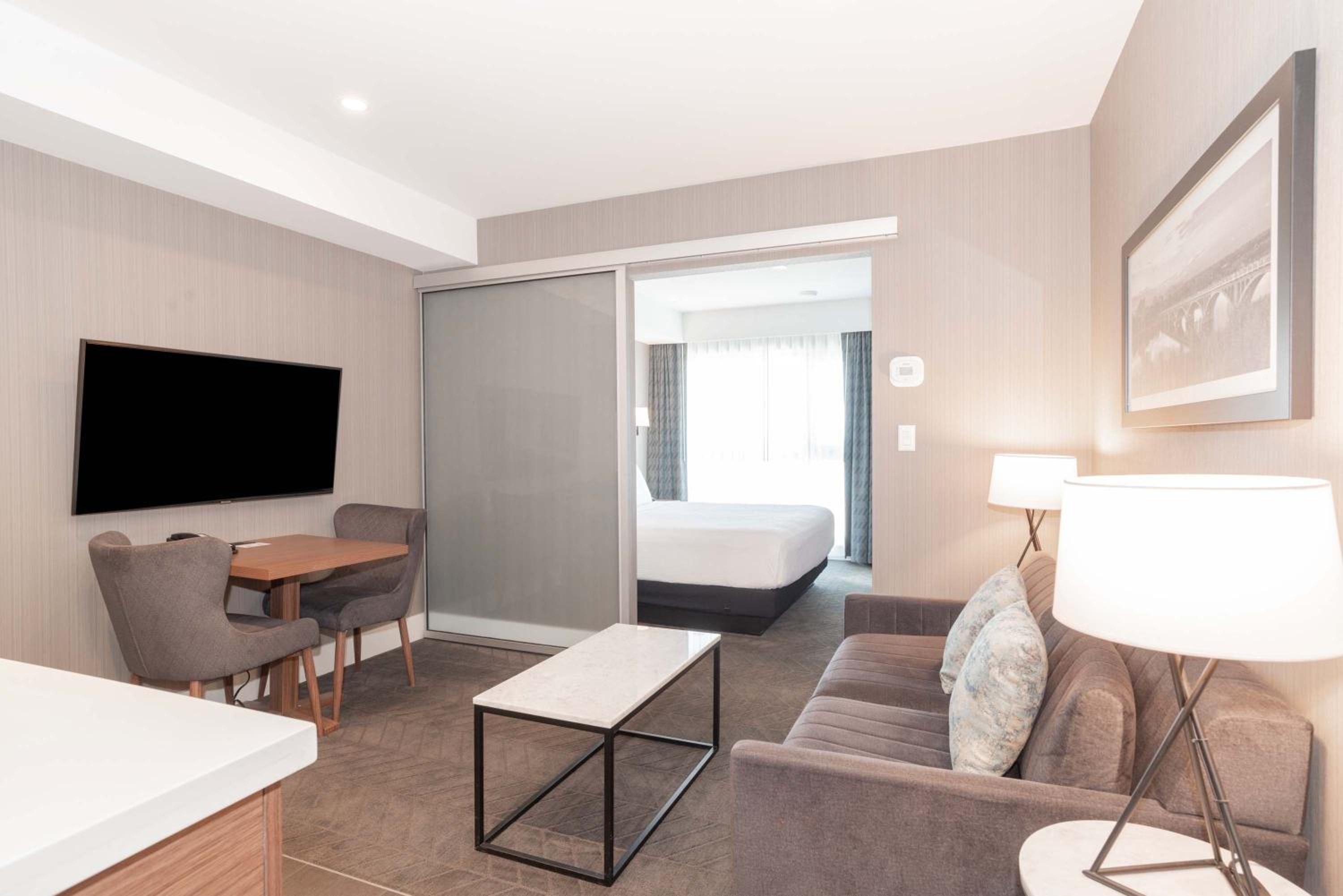 Standard Suite, 1 Queen Bed, Sofa Bed, Kitchenette - Photo 6