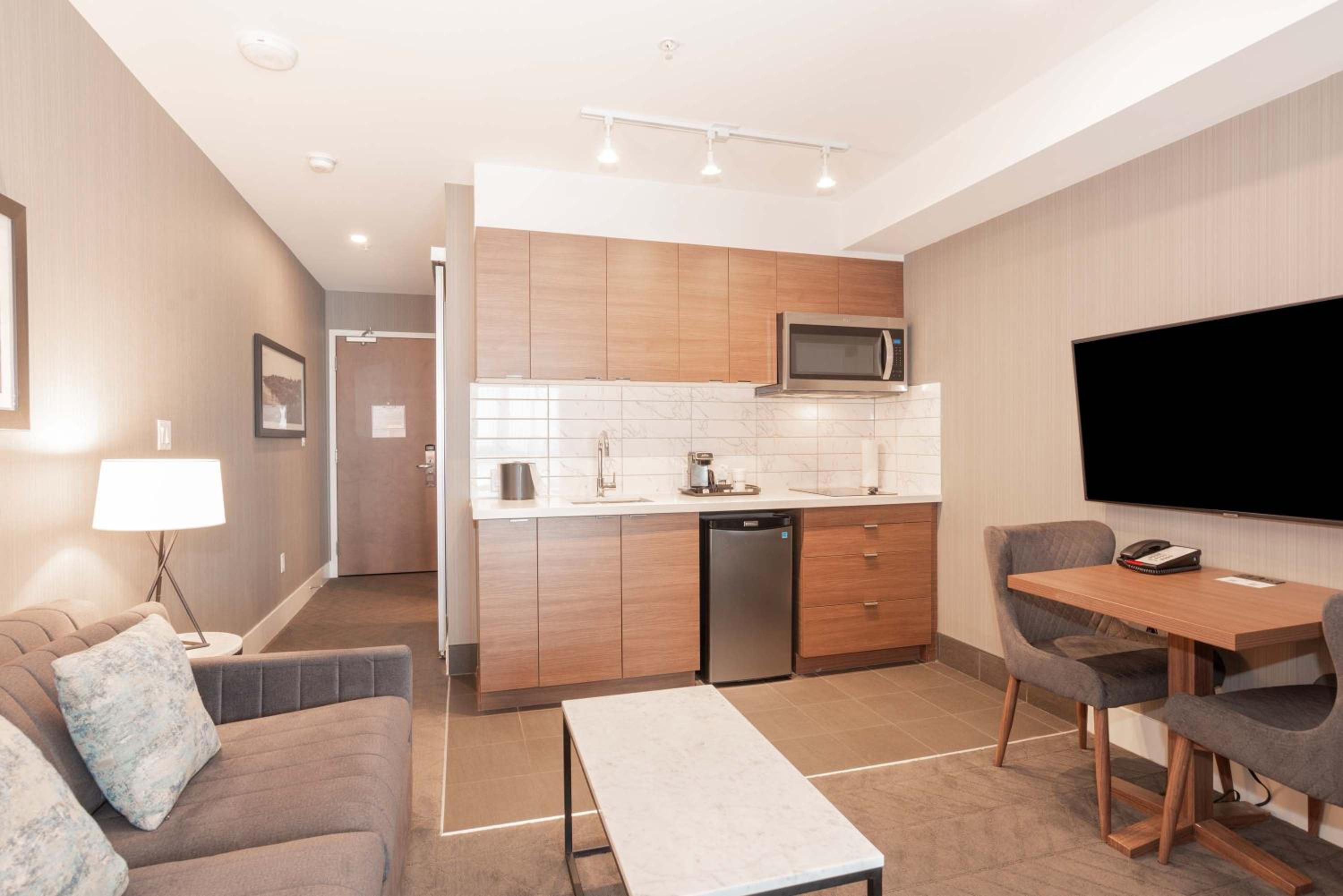 Standard Suite, 1 Queen Bed, Sofa Bed, Kitchenette - Photo 2