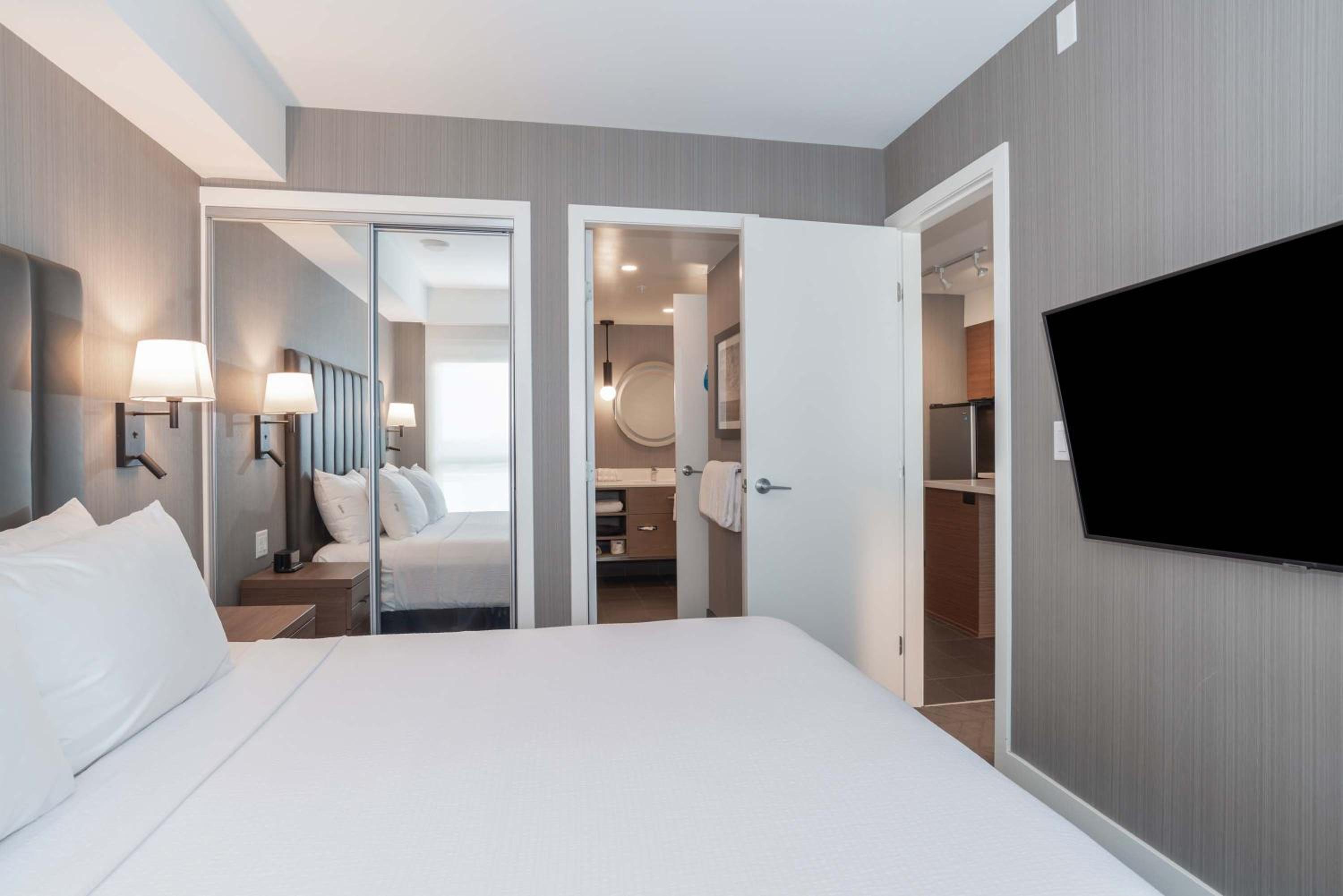 Standard Suite, 1 King Bed, Kitchen - Photo 5