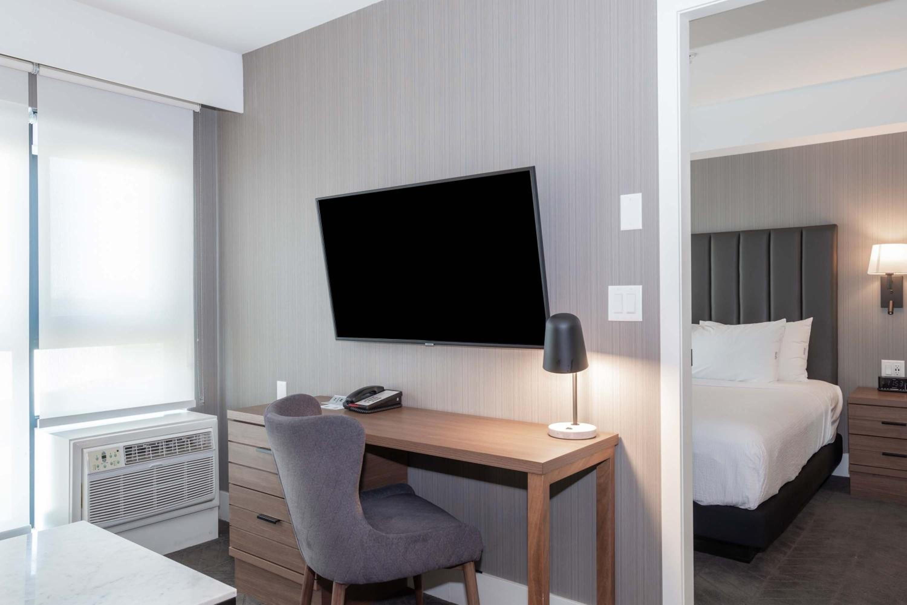 Standard Suite, 1 King Bed, Kitchen - Photo 6