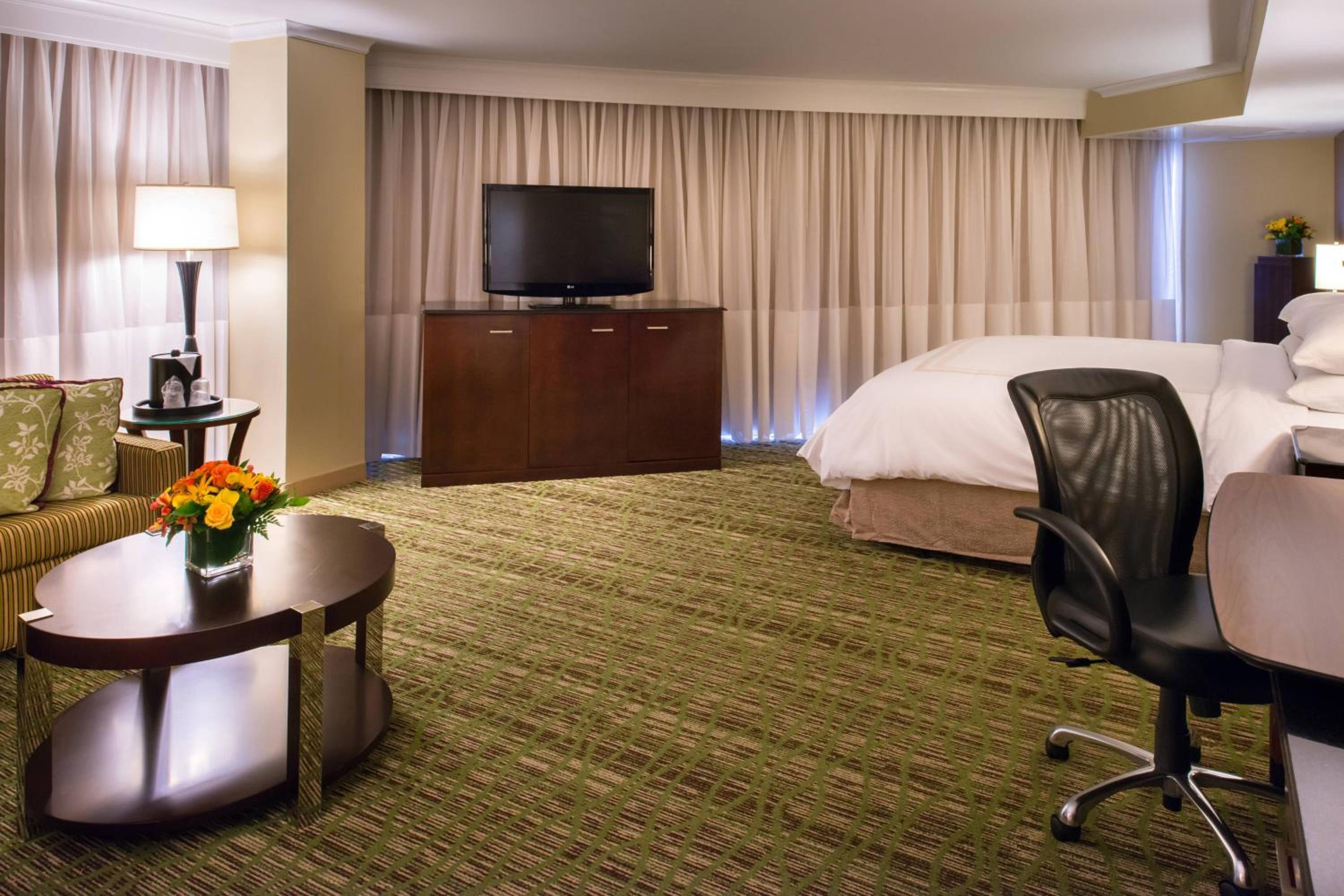 Larger Guestroom, 1 King Corner Room photo 3