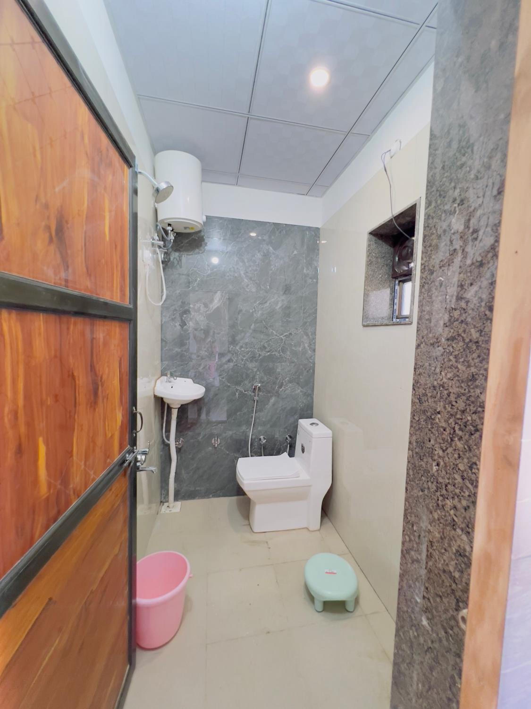 Deluxe Double Room (2 Adults + 1 Child) photo 3