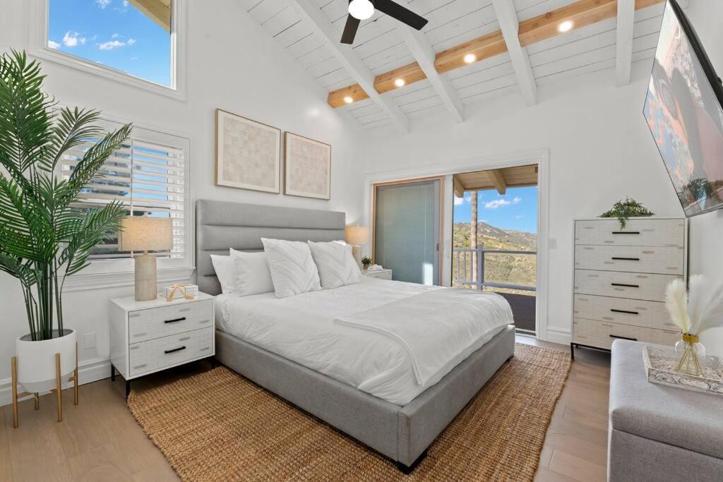 Six-Bedroom House photo 3