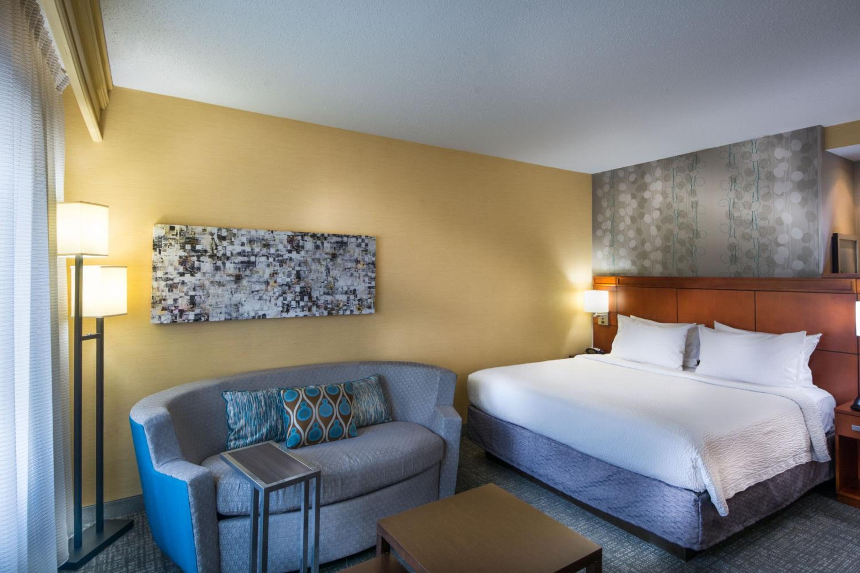 King Room with Sofa Bed - Photo 4