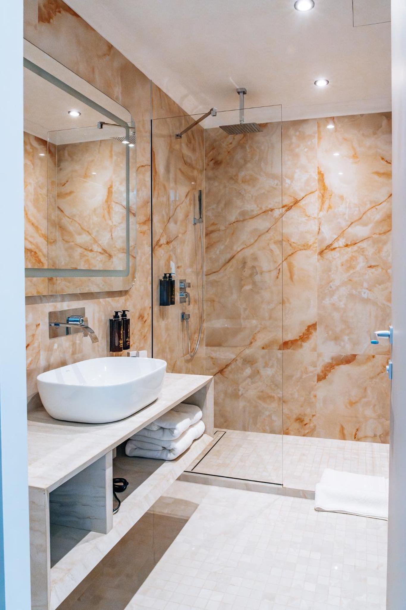 Standard Twin Room - Photo 9