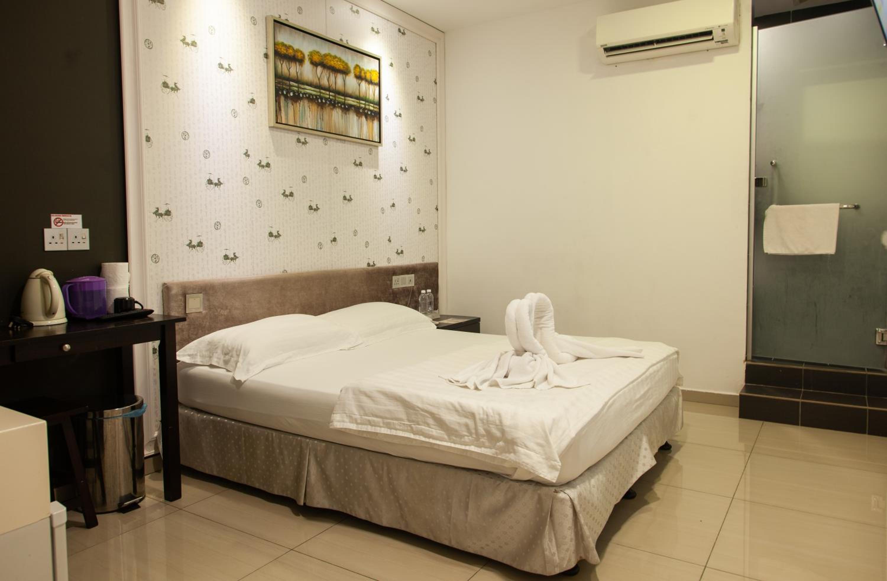 Queen Room photo 1