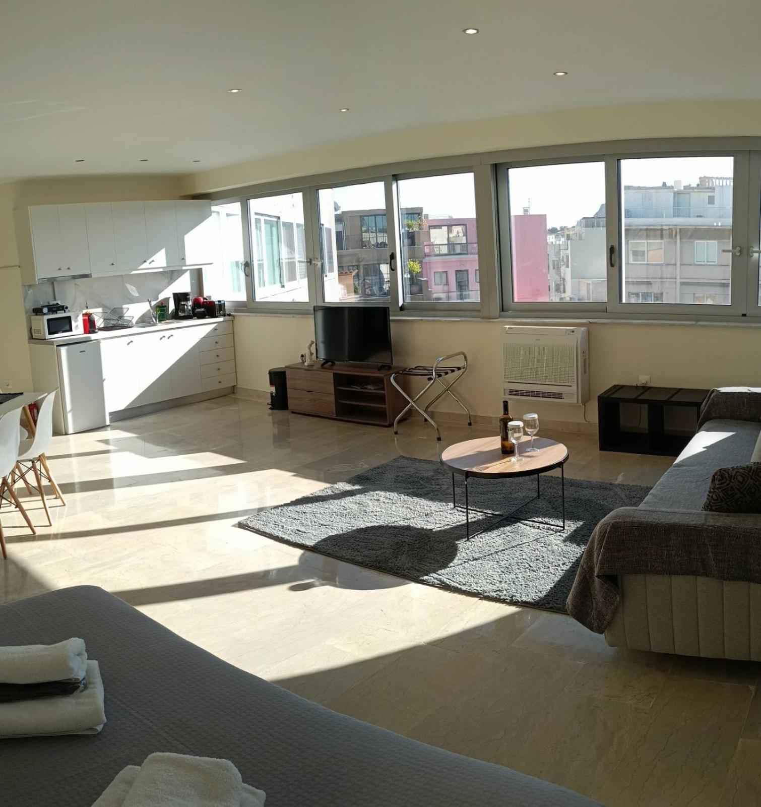 One-Bedroom Apartment photo 1