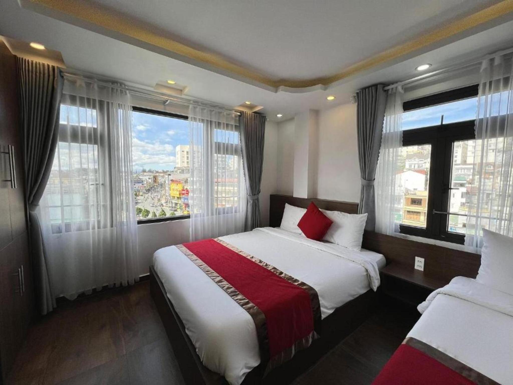 Deluxe Queen Room with Two Queen Beds photo 3