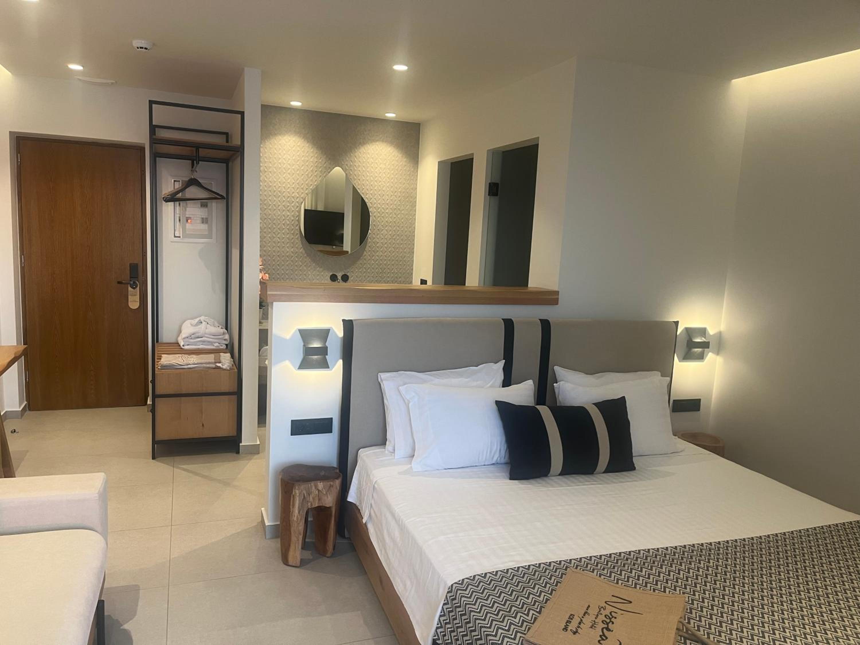 Deluxe Double Room with Balcony and Sea View - Photo 3