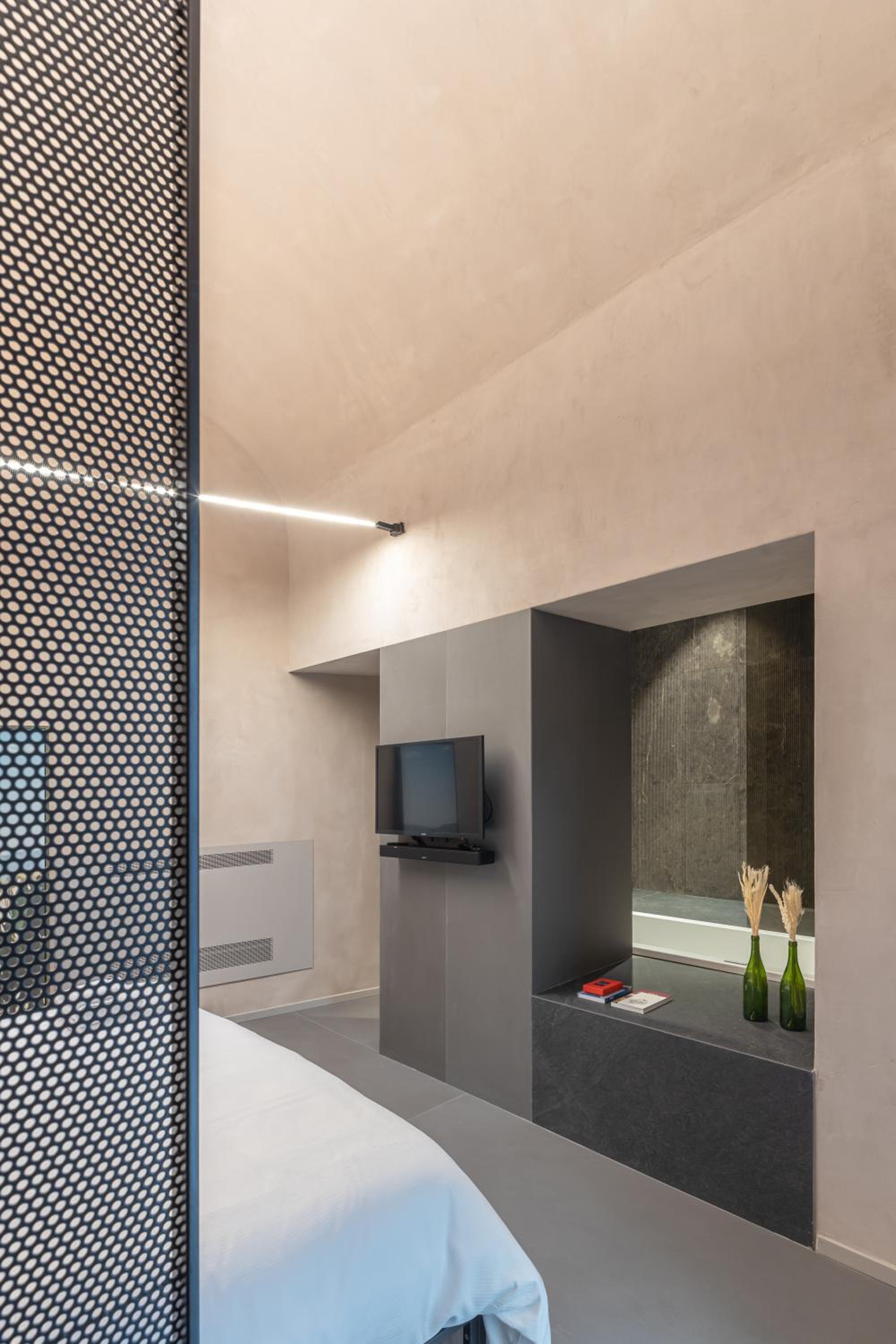 Deluxe One-Bedroom Apartment