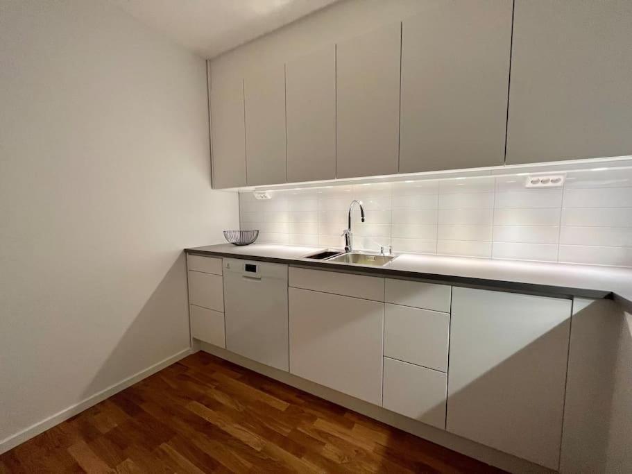 Three-Bedroom Apartment with Balcony photo 2