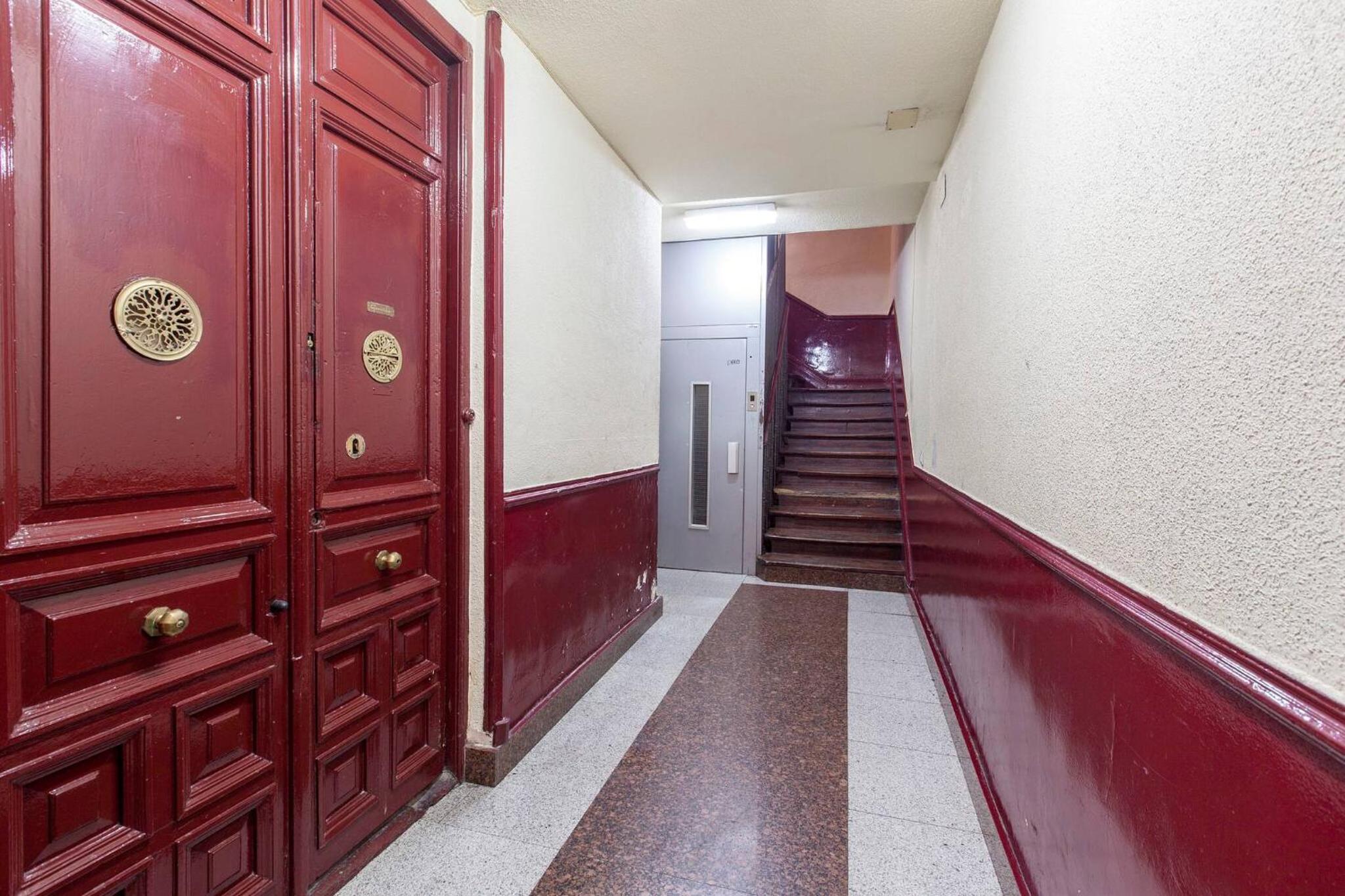 Three-Bedroom Apartment with Balcony photo 3