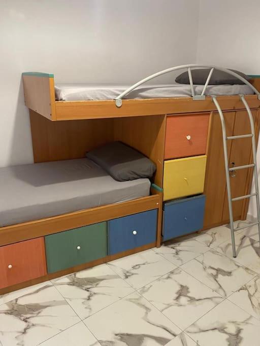 Apartamento de tres dormitorios con vista al agua