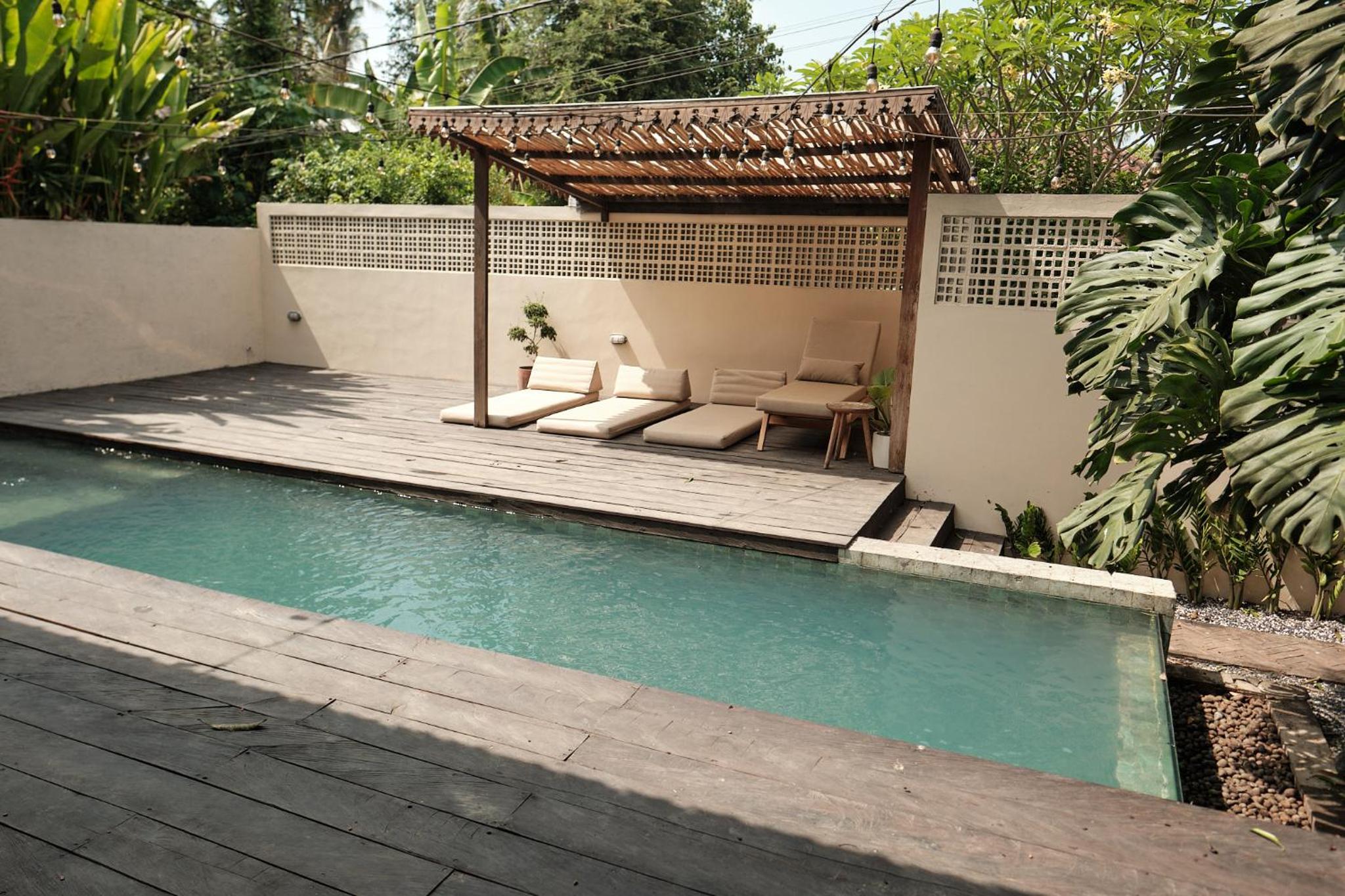Queen Suite with Pool View - Photo 19