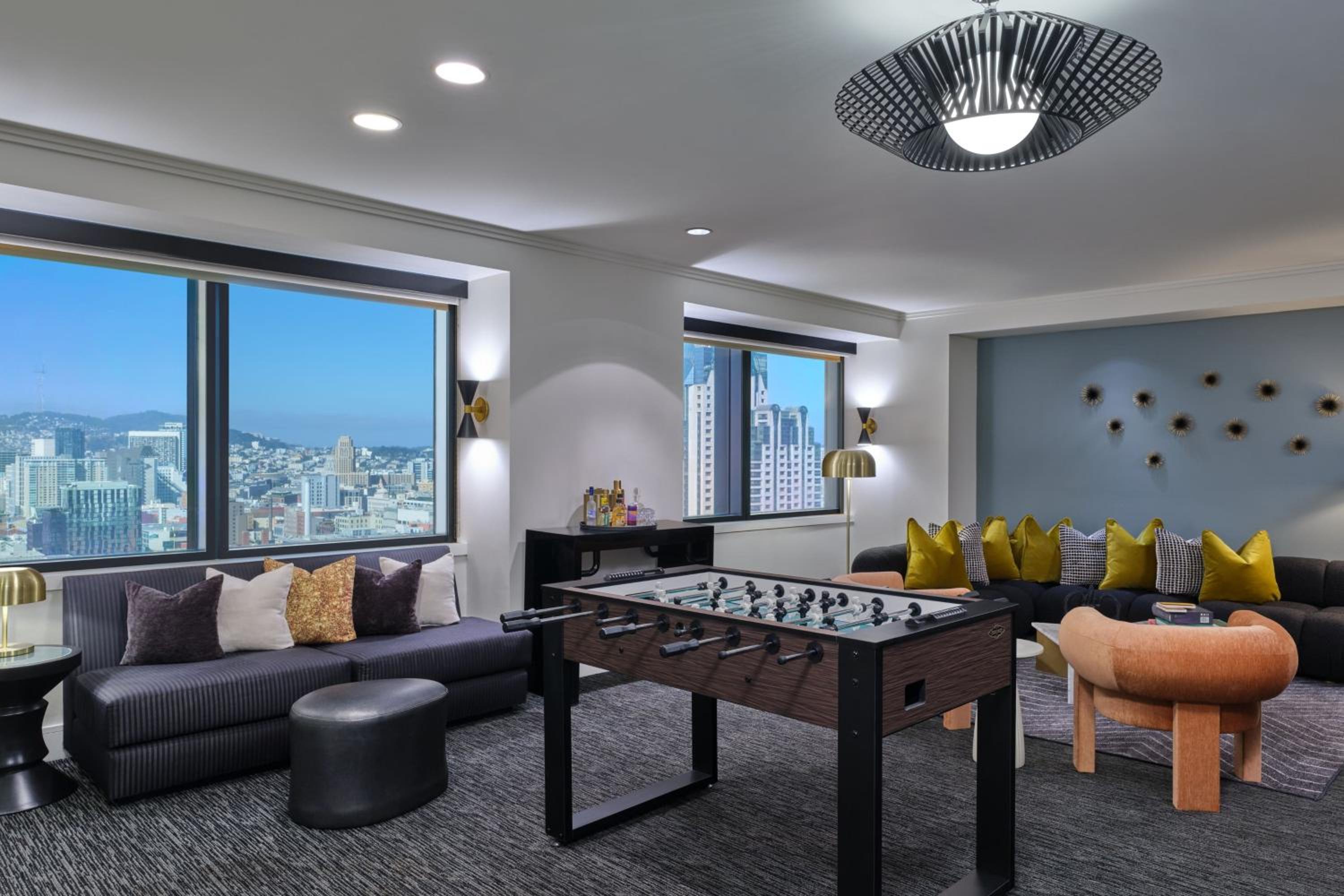 One-Bedroom King Penthouse Suite with City View - Photo 9