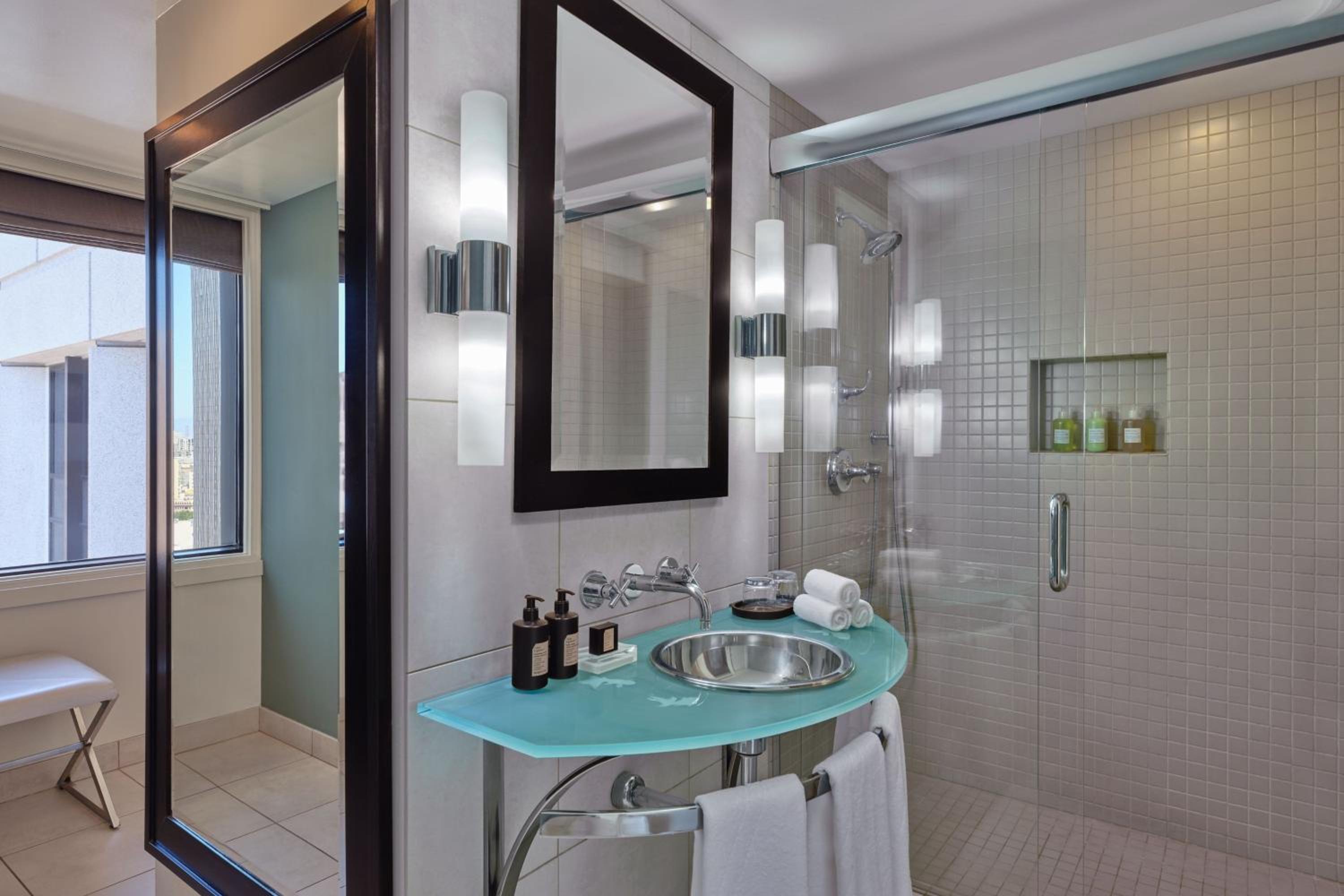 One-Bedroom King Penthouse Suite with City View - Photo 8