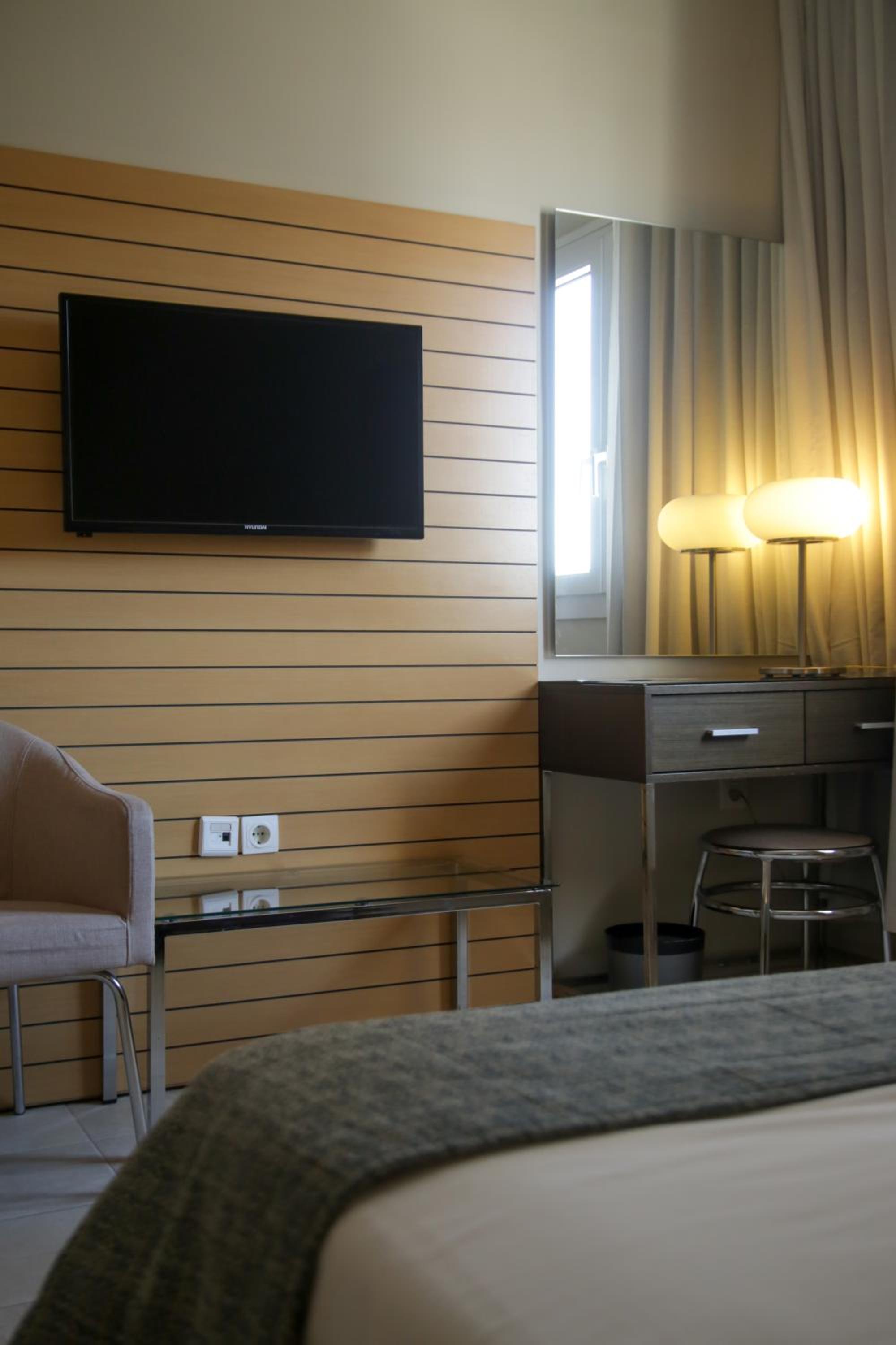 Budget Double Room with Small Double Bed - Photo 18