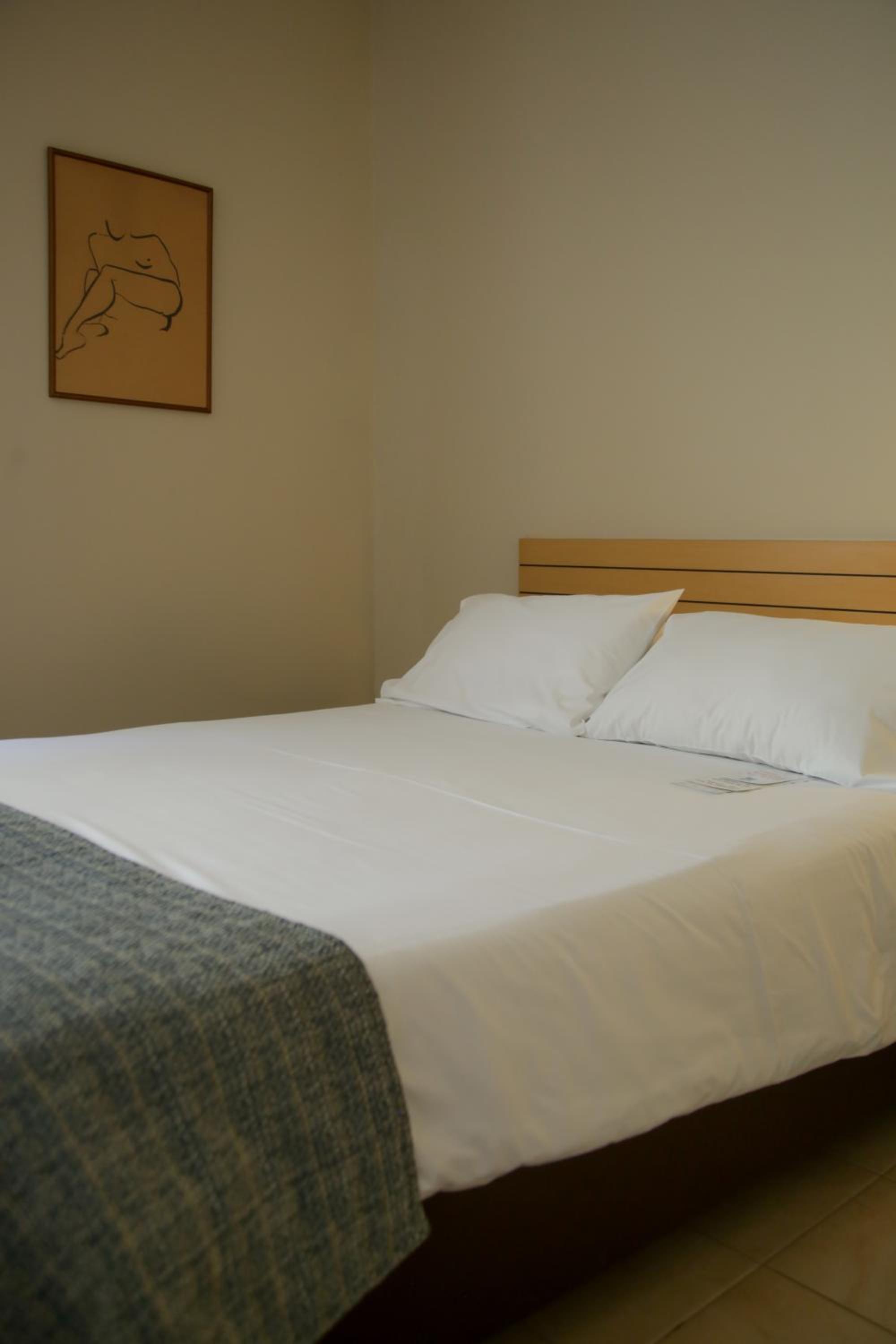 Budget Double Room with Small Double Bed - Photo 24