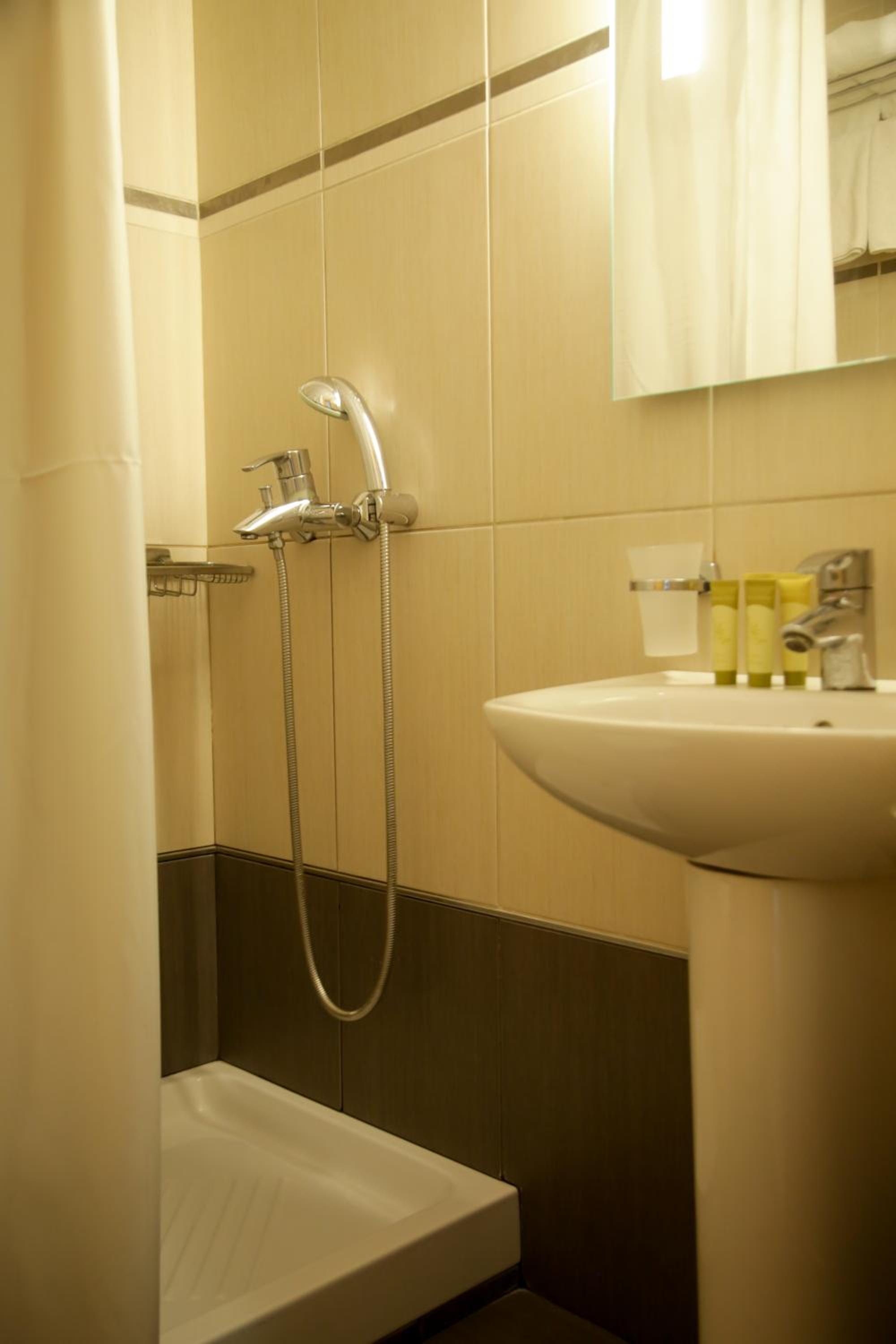 Budget Double Room with Small Double Bed - Photo 5