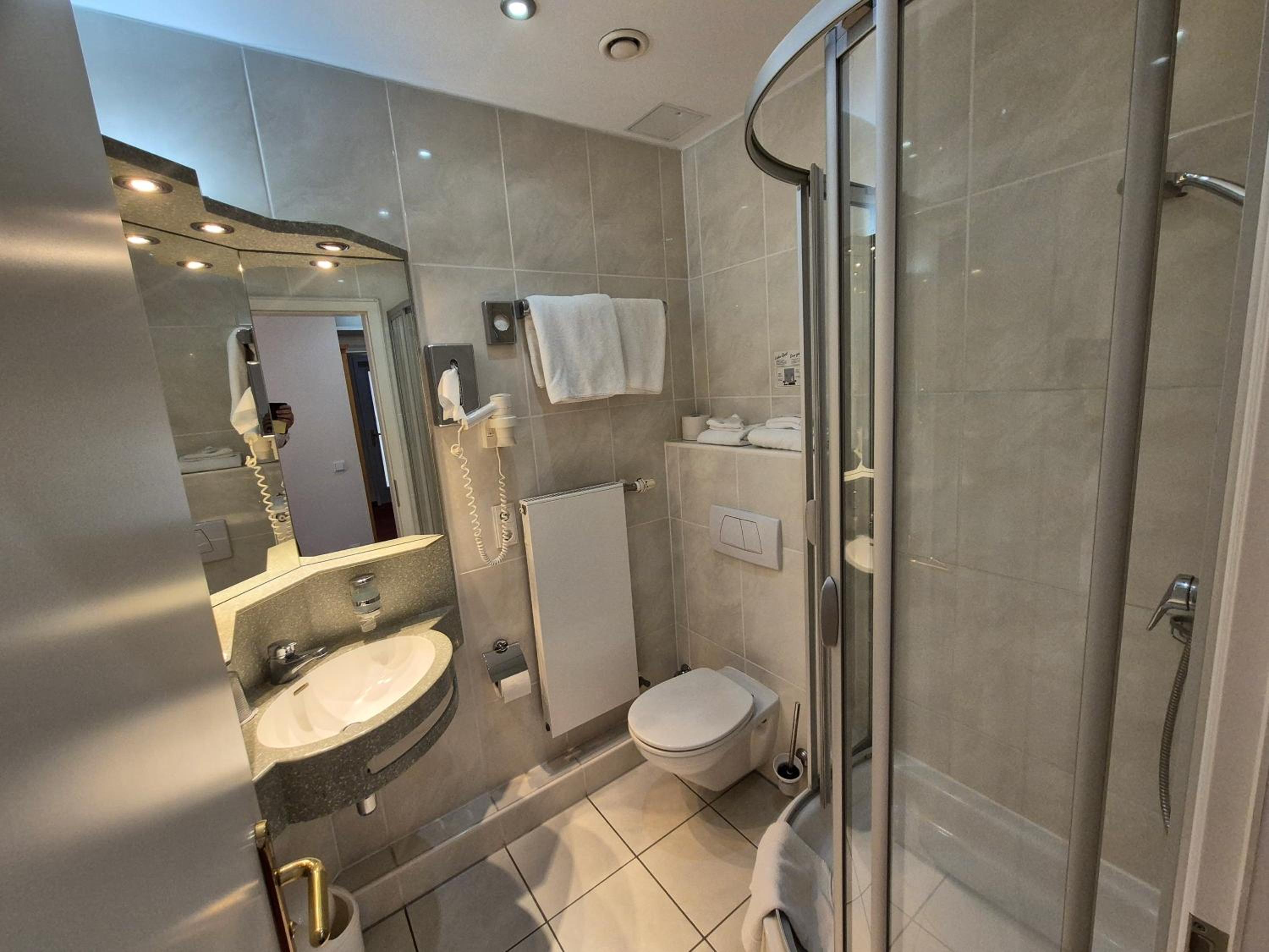 Single Room with Shower - Basement photo 3