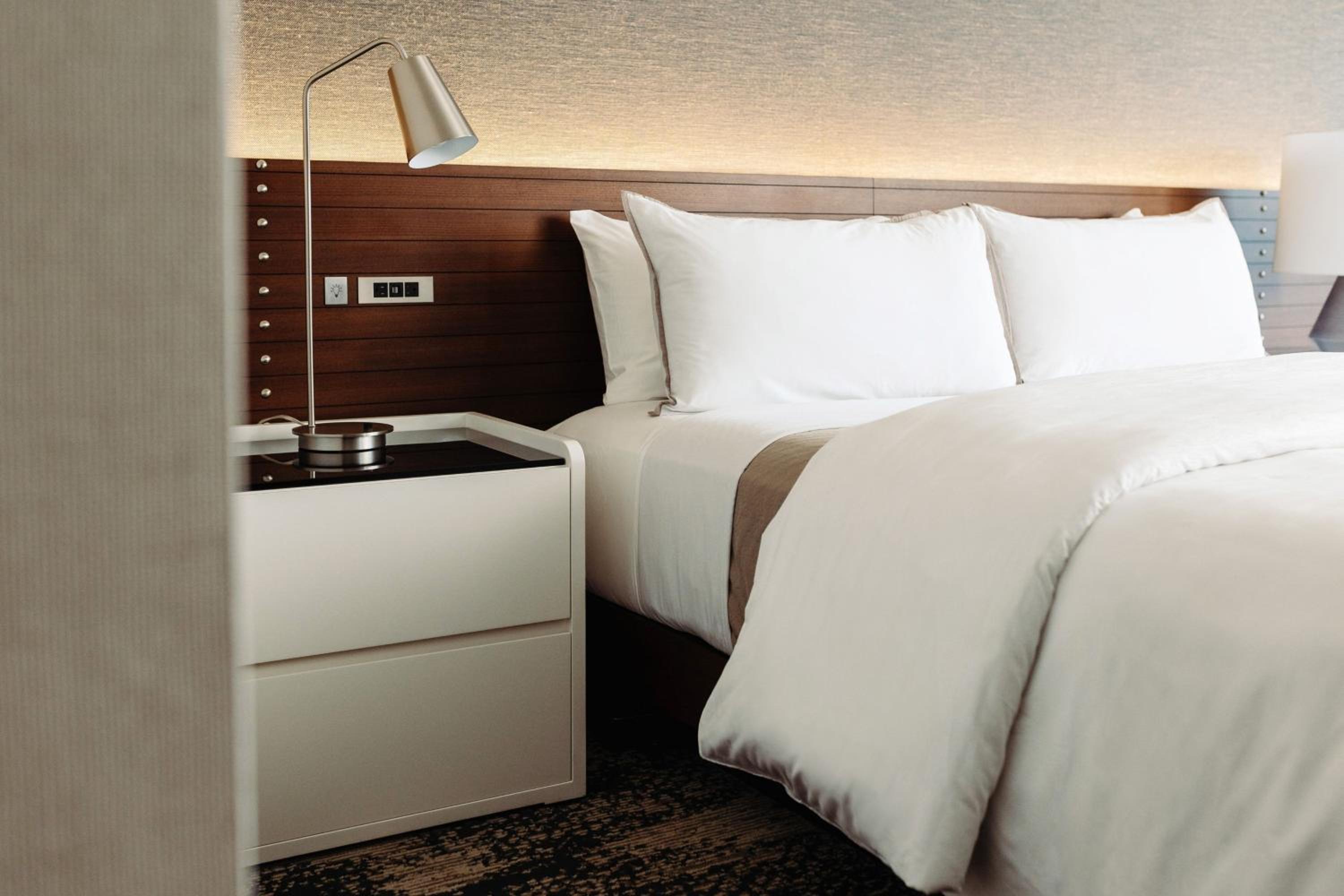 Deluxe King Room with Tub - Mid Floor/Mobility and Hearing Accessible - Photo 3