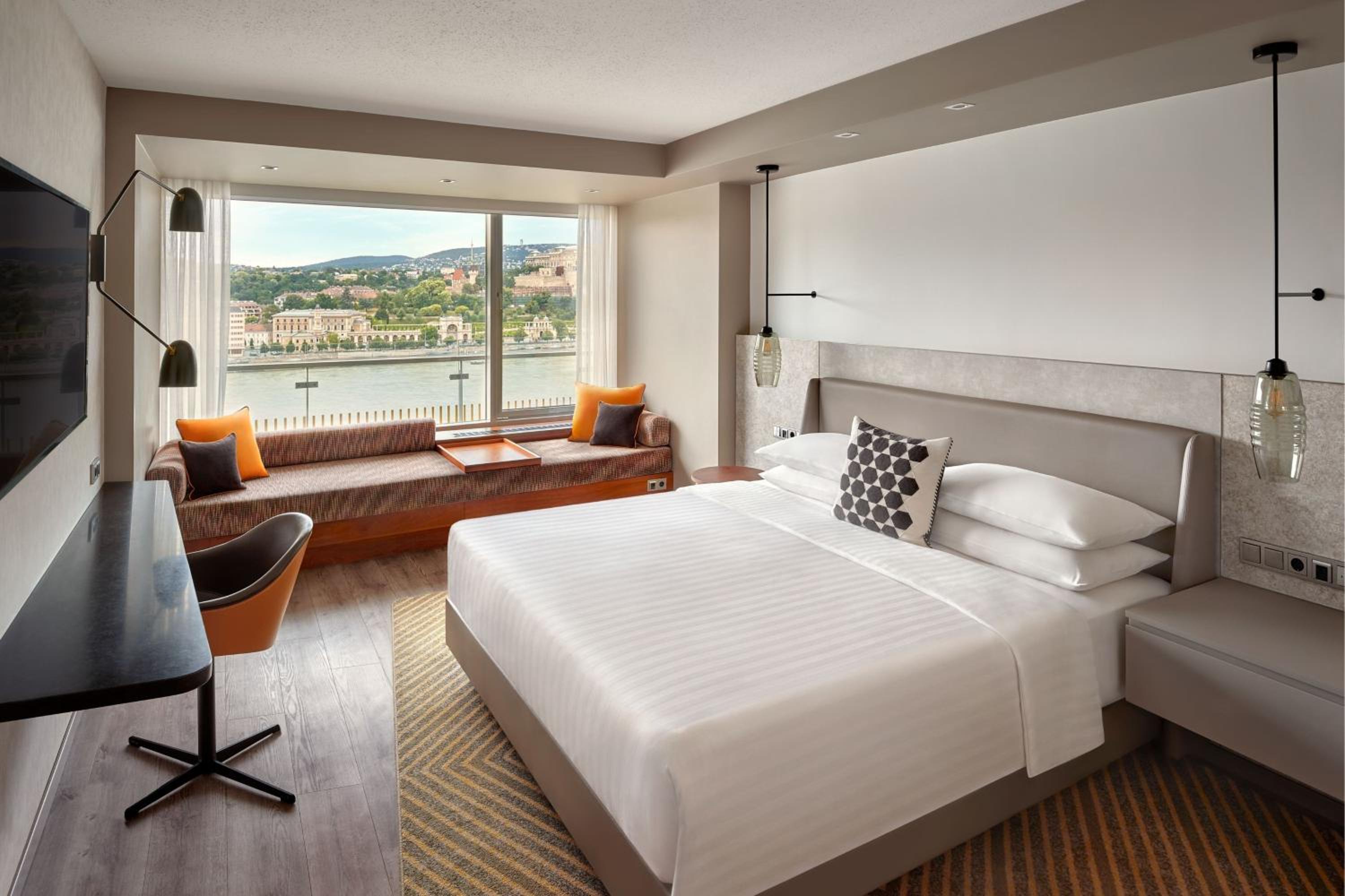 Executive Room, M Club lounge access, 1 King, High floor thumbnail 6